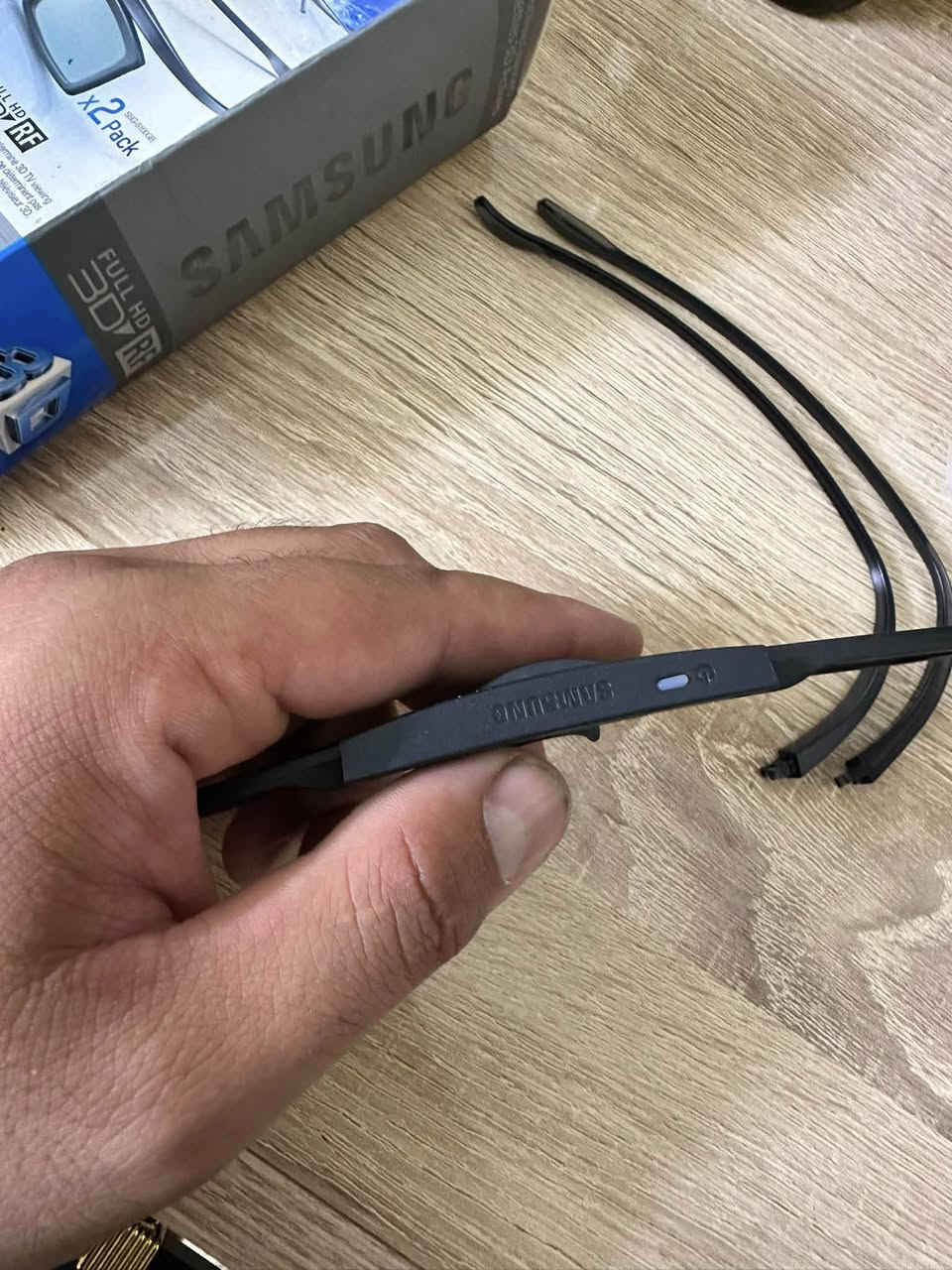 هو عبارة عن نظارات ثلاثية الأبعاد نشطة
(3D Active Glas) أم ال اي
سامسونج الذكية.
إليك كافة التفاصيل المتعلقة بالنوع والمواصفات الظاهرة على العلبة:
1. معلومات الموديل والنوع
• الموديل الأساسي: SSG-P51002 (وهي عبارة عن حزمة مزدوجة تحتوي على نظارتين "x2
•("Pack
.Samsung :الشركة المصنعة ٥
Active 3D (Full HD 3D RF) :نوع التقنية ٥
وهي تعتمد على التزامن اللاسلكي عبر ترددات الراديو (RF) مع التلفزيون لتقديم صورة ثلاثية الأبعاد بدقة عالية الكاملة، وتختلف عن النظارات السينمائية العادية (Passive) لأنها تحتوي على شرائح إلكترونية داخلية.
2. المواصفات الفنية والتصميم
• نوع الطاقة/البطارية: تعمل بنظام استبدال
(Battery Type / Modele à pile) البطاريات
وعادة ما تستخدم بطاريات زر صغيرة من نوع

التصميم: النظارة تأتي بتصميم مرن حيث يمكن فك وتركيب الذراعين الجانبيين (كما يظهر في الصورة، الأذرع مفصولة عن الهيكل الأساسي للنظارة لسهولة التخزين أو التركيب).
• محتويات العلبة الظاهرة:
• الهيكل الأمامي للنظارة (العدسات
والإطار).
الأذرع الجانبية المرنة.
٥ مغلف بلاستيكي يحتوي على النظارة الثانية أو الملحقات الإضافية كالبطاريات
وقطعة التنظيف.
3. التوافق والاستخدام
• مصممة خصيصاً للعمل مع شاشات
Samsung Smart ال ا الي
وتحديداً الموديلات التي تدعم الاتصال عبي 1
البلوتوث/التردد اللاسلكي (RF) وليس الأشعة
تحت الحمراء (IR).


**إذا كنت صاحب هذا الإعلان وتريد حذفه لأي سبب، رجاءا أرسل رسالة إلى الدعم الفني**
