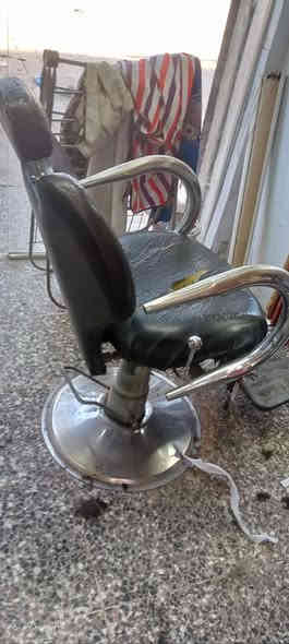 كرسي حلاقه شغال بس دوشمه .
مدينة الصدر 
***********
