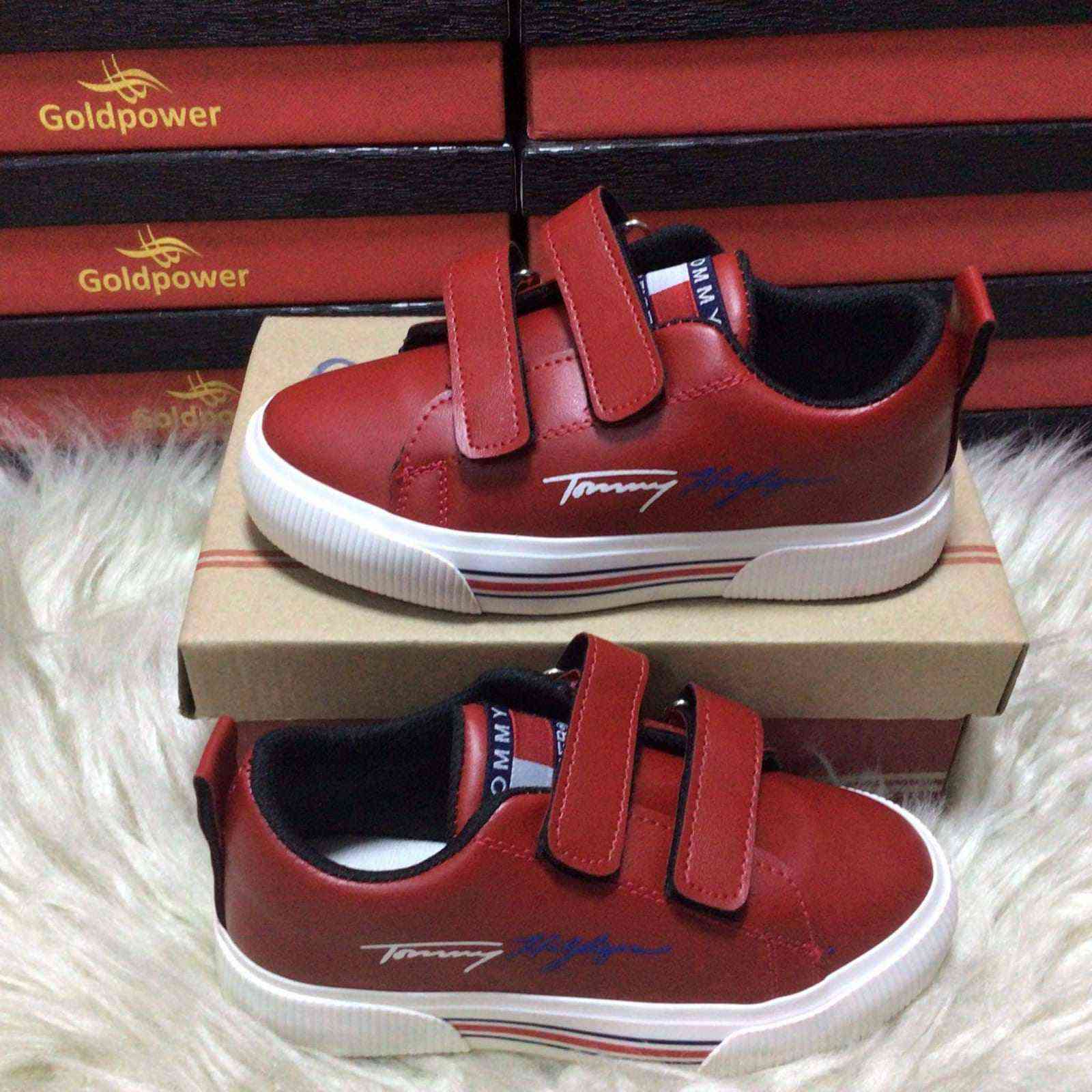 احذية رياضية صنع تركي درجة اولا ولادي وبناتي قياسات من ٢٦ -٣٤  اسعار مفرد بسعر الجملة ويوجد جملة للتواصل على رقم ***********
