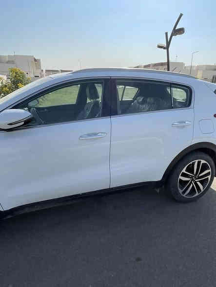 سبورتج ٢٠٢٠ خليجي 
ماشية ٧١ الف كيلو 
من زيرو على ايد وحدة ليهسة 
السيارة جديدة بمعنى الكلمة 
عدا طخة موضحهة بالصور 
السعر ١٩٧ وبيها مجال
*********** بي وتساب
