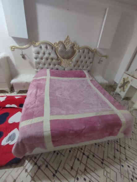 غرفه تركي للبيع نضيفه بس بيها كسر صغير بل تاج سعر مع الدوشك 550الف ومجال قليل مكان حي العربي ***********
