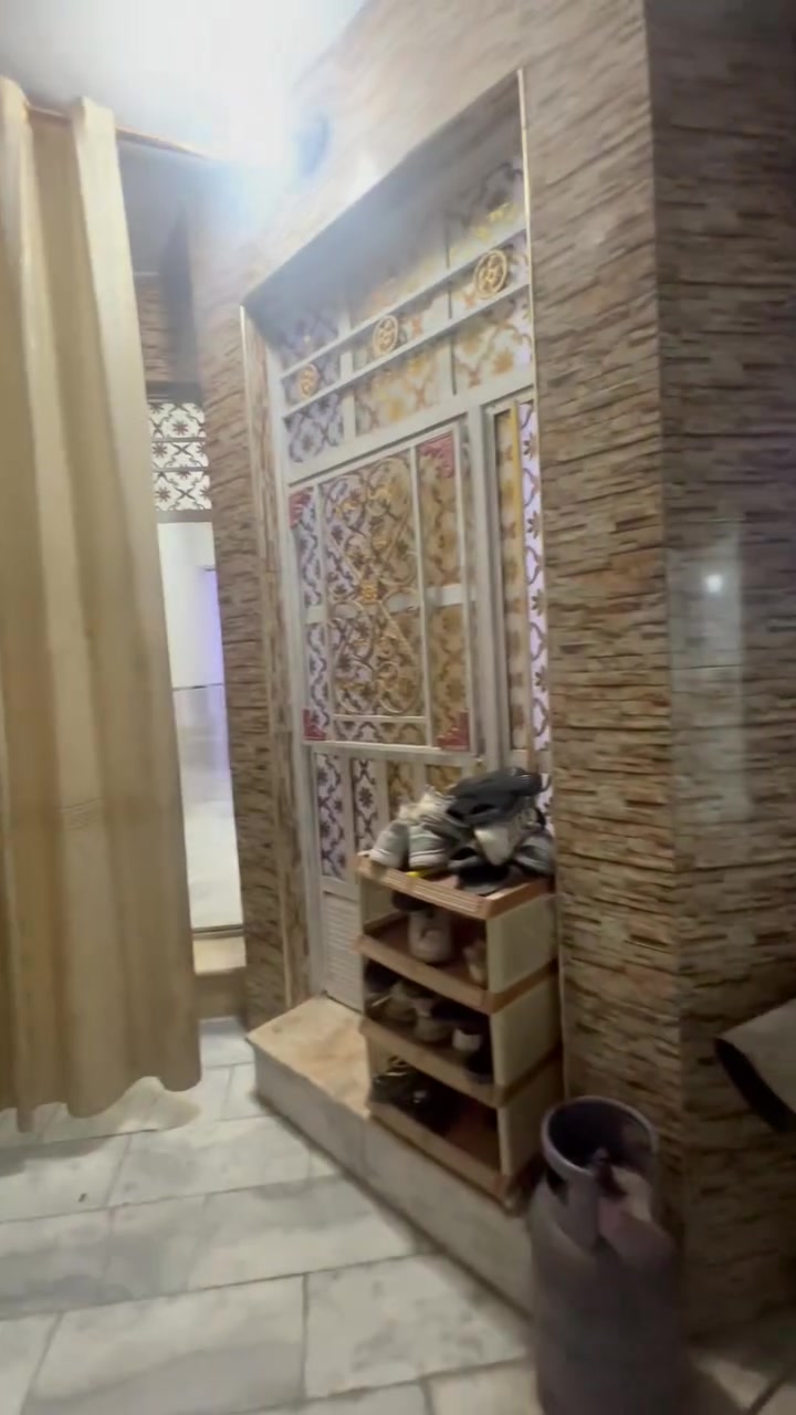 لسلام عليكم
بت في منطقه البلديات حي التراث قرب حمام الافندى
المساحه ١٠٠ متر
بناء حديث
يحتوي على استقبال +صاله+مطبخ +٢تواليت +منور داخلي
(في الطابق الارضي)
+٢غرف نوم+صاله +تواليت
(الطابق الثاني)
+ سطحين + وبيتونه
للتواصل والاستفسار ***********
