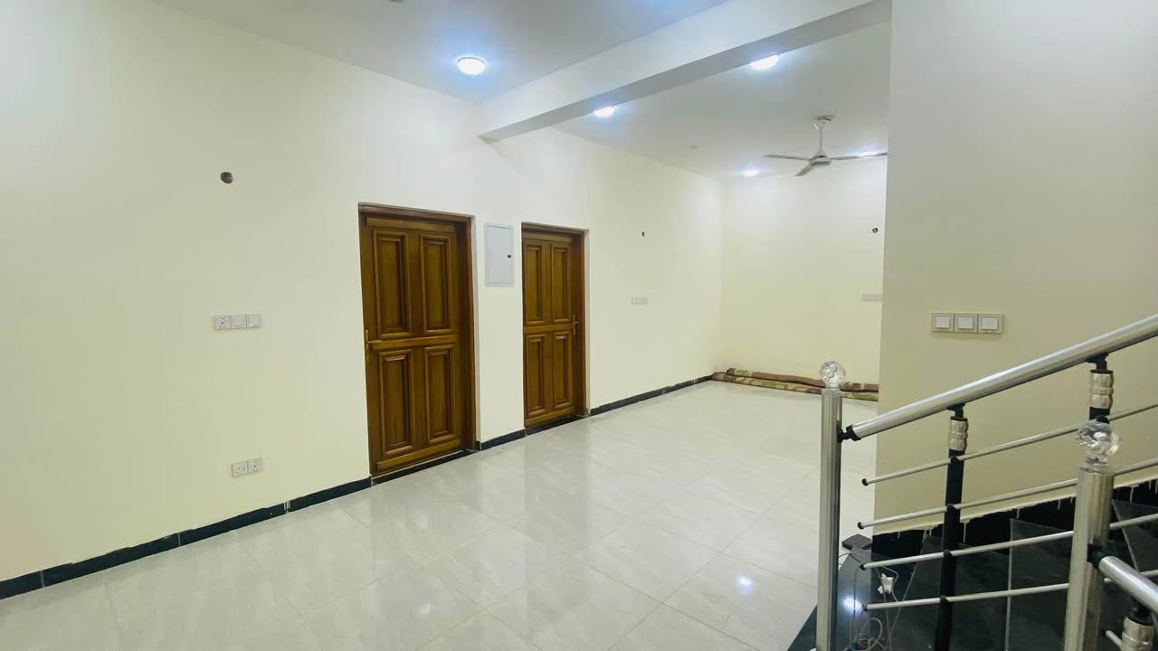 منزل للبيع مساحة ٣٢٠طابو ملك صرف 
سنة البناء ٢٠٢٣ 
بناء طابوق البيت 

القرنة /الشرش/ شلهه الموحي قرب البانزين خانه 
مدارس ع الشارع مستوصف صحي ع الشارع 
منطقة هادئة 

طابقين مساحة البناء ٢٠٠م  

الطابق الاول يحتوي على غرفتين ٥*٤ والغرفة الثانية ٥*٤
دوانية ٨*٤
مطبخ ٧ونص *٤
صالة ٨*٤ 
موزع +كليدور 
مجمع كامل صحيات  
مجمع خارجي صحيات

الطابق الثاني يحتوي على ٤ غرف 
الغرفة الاولة ٧*٤
الثانية ٥*٤
الثالثة٥*٤
الرابعة ٥*٤
صالة ٩ونص مفتوحة 
مجمع صحي 

السطح ايزوكام درجة اولة  

(السعر 235وقابل للتفاوض)

رقمي للتواصل 
*********** القرنة, البصرة
