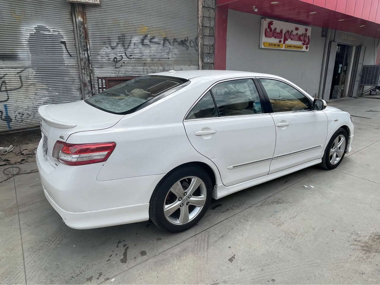 كوردي  عربي 

كامري 2008 GL. خليجي محدث 2011
كير  و محرك  تبريد بشرط  
مرايا كهربايه و اشارة بالمري  
لإيتات داخل اسود و حرف صح زينون كلها شغالة 
صدر امامي خلفي جديد بشرط 
تايرات جديد قبل اسبوع شديتهن داخل لونين  
سياره قطعتين سبغ  جاملغات خلفي بدون قطرت دواخل + حافة بنيت بدون دواخل
سنويه منتهي  4/2026  تحويل بشرط وكالة بسمي  ثاني يوم
السعر 96 وبي مجال 
***********
***********
كامرى 2008 خليجى كراوةتة 2011 
كير محرك تبريد بةشةرت 
ئاوينة كارةباى و ليد 
لايت زينون و ناو رةشى حةرف 
جوارتاية تازة هةفتةيك دةبيت بوم بةستراوة 
دوو جةمةلاغى بشتةوى بوياغة لةكةل بيشى بونيتةكةى بى ناو بى ئيرباك 
سنةوى بةسةرجوة لة 4/2026 تحويل بةشةرت وكالةم بةناوة 
سعرى 96 كةلاو مةجال 
***********
*********** رانية, السليمانية
