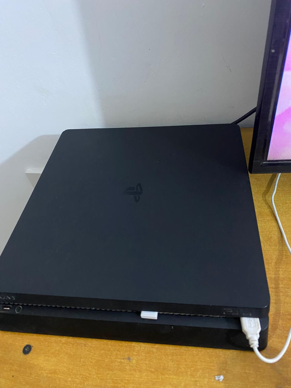 سلام عليكم بلي 4 سلم للبيع الحساب الاول بي 40 لعبه بالبلس و الحساب الثاني بي باتلفليد v و اكو مشكله بالمدخل مال قرص يرادله بس تنضيف و السعر 300 للاسفسار ***********
 بغداد حي الجامعه شارع السفارات
