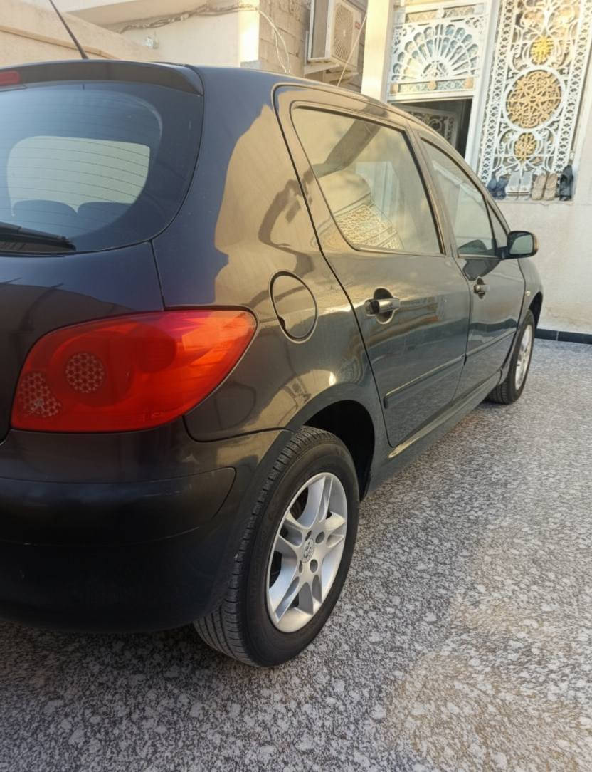 السلام عليكم
بيجو ٣٠٧ رقم بغداد حائز ثالث وحائزها بالبصرة سنويتها ضايعة وبيها بلاغ السيارة محرك خابط ابيع على وضعها سعرها ٢٠ قفل 
***********
***********
