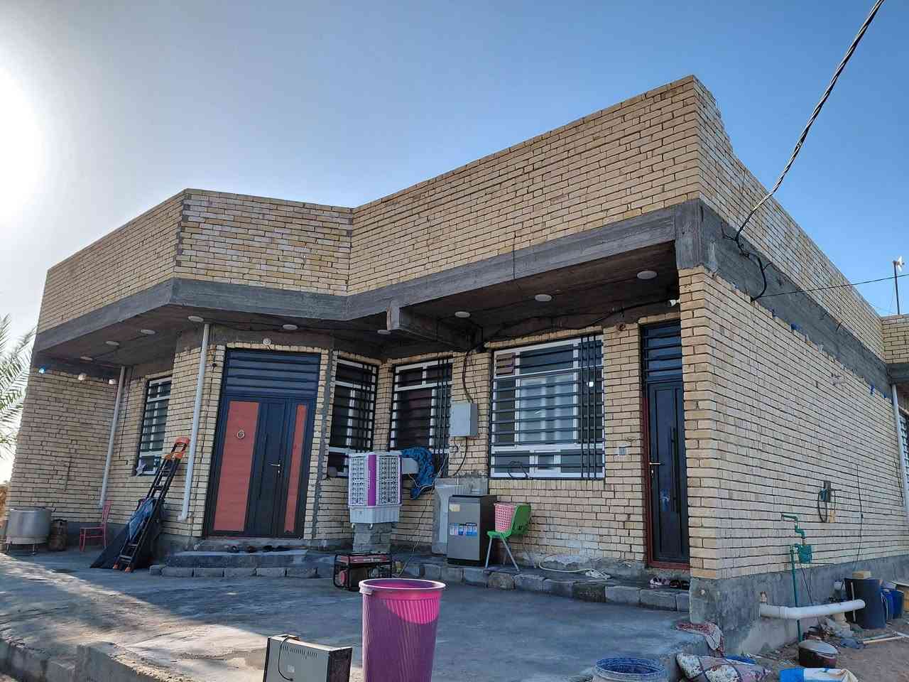 دونم عقد ١١٧ 
مشيد عليه بيتين الاول ٢٤٠ متر البناء طابوق للبيتين
بيه ٣ غرف نوم ام ال٦ متر نظام سويت كل غرفة حمام واستقبال ٩ متر وصاله ١٥ متر ومطبخ ٦ متر وصحيات وكلدور
الجدار كله للسقف كل البيت لوح ١٢٠ ب ٦٠ بورسلين ايتاكا ..والارضية كذلك لوح ١٢٠ ب ٦٠ ايتاكا  فقط الغرف والصحيات سيراميك ايراني درجة اولى 
نقص السطح مامطبك ومحجر الدرج وسقف ثانوي للمطبخ والصحيات
والبيت الثاني ١١٠ متر بيه غرفة نوم ومطبخ وصالة وصحيات المطبخ والصحيات سيراميك ايراني والارضية بورسلين ..النقص السطح كذلك مامطبك وباب مطبخ والسقف الثانوي 
السعر ٢٠٥ مع المجال للاستفسار ***********
