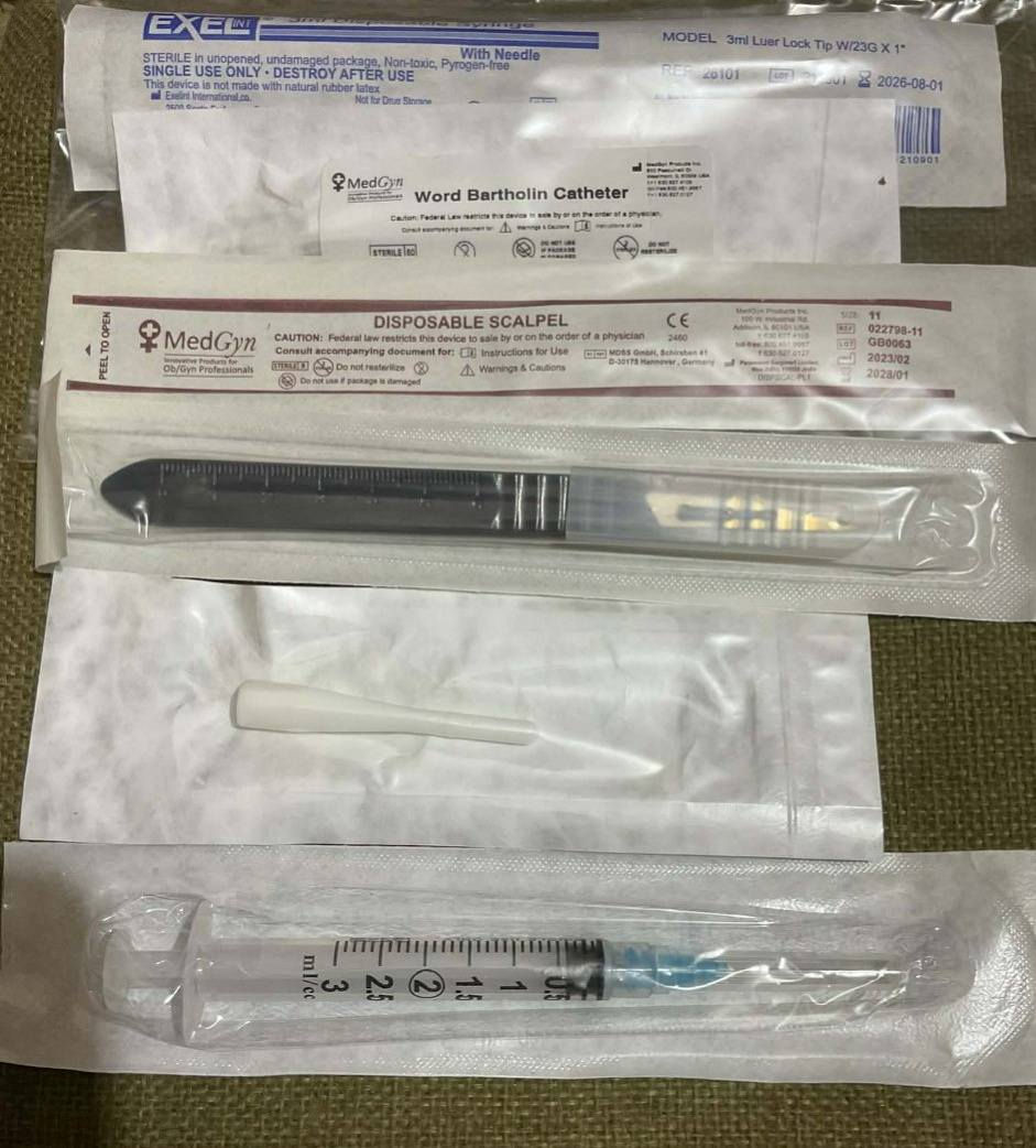 ✨ متوفر الآن  وورد بارثولين الطبي ✨من شركه مدكاين إلامريكيه  

حل طبي بسيط وآمن لعلاج كيس غدة بارثولين بدون عملية كبيرة.
✔️ جودة طبية عالية
✔️ استخدام آمن ومعقم
✔️ يساعد على تصريف الكيس وتخفيف الألم بسرعة

المحتويات:
• قسطرة وورد بارثولين
• مشرط طبي للاستعمال مرة واحدة
• حقنة طبية معقمة

مناسب للعيادات النسائية والمراكز الطبية.

للطلب والاستفسار راسلونا على الخاص 📩 إو عبر واتساب ***********
