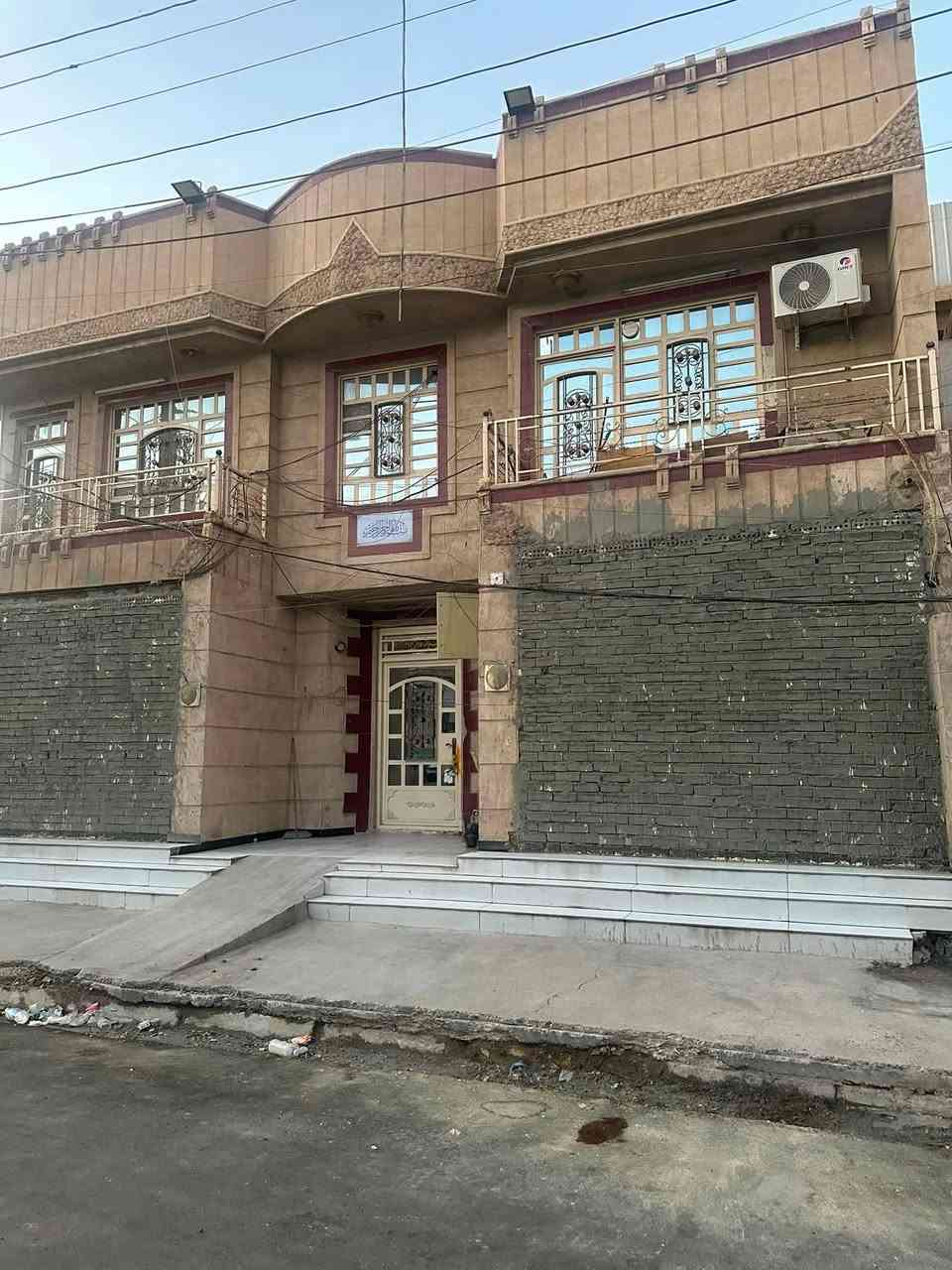 السلام عليكم بيت للبيع في البياع شارع (3) ركن مساحة العقار 120 متر مكون من 4 غرف وغرفه طابق الاخير للاستفسار الاتصال ***********
