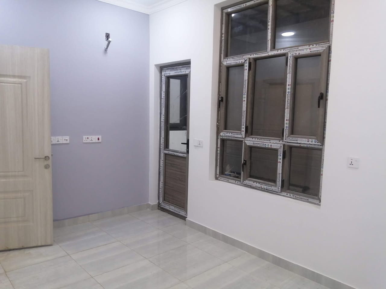 �✨ بيت للإيجار – اليرموك الداخلية / حي الضباط ✨🏡

📍 الموقع: خلف جامع أم الطبول

📐 المساحة: 200 متر

🛏️ 3 غرف نوم
🚿 غرفة ماستر بحمام داخلي
🛋️ صالة
🪑 صالة منفصلة
🍽️ مطبخ
🚪 مدخلين للبيت
🔸 باب مستقل للمطبخ
🔸 باب مستقل للصالة

🌟 بيت مناسب للعوائل ويوفر الراحة والخصوصية 🌟

📞 للاستفسار والاتصال:
***********
