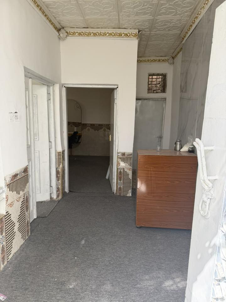 غراض صالون للبيع
مرايا عدد 2 
كرسي حلاقة 
مغسلة صبغ الشعر 
رف تعليگ 
عارضه خمس رفوف 
ميز كاشير 
فراش كاربد مال بيت كامل 
بردات شباك سلايت 

نظافة 95%
السعر حسب التقييم شوف بعينك وقيم
مكاني سوق الشيوخ 
***********
