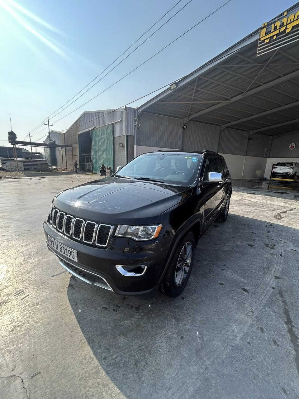 السلام عليكم جيب موديل 2020 لمتد فول للاخير كشنات تبريد وبنوراما
المواصفات 
بانوراما - كشنات خزن وتبريد وتدفئه - تدفئة بالستيرن
مري تعتيم -فور ويل - باقي المواصفات المعروفة 
حادث امريكا جاملغ وبنيد مستبدل ومصبوغ سطحي لا لغد ولا شاصي كفالة شرط السونار وبيها بالعراق الجاملغ الثاني شبر بارد وملزوك فابلون حته ممصبوغ
ماشيه ٧٠ ميل  مناقصها شي ولا كلوب بالدشبول مشتغل
السعر 217 وبيها مجال مكانها الصويرة
***********
