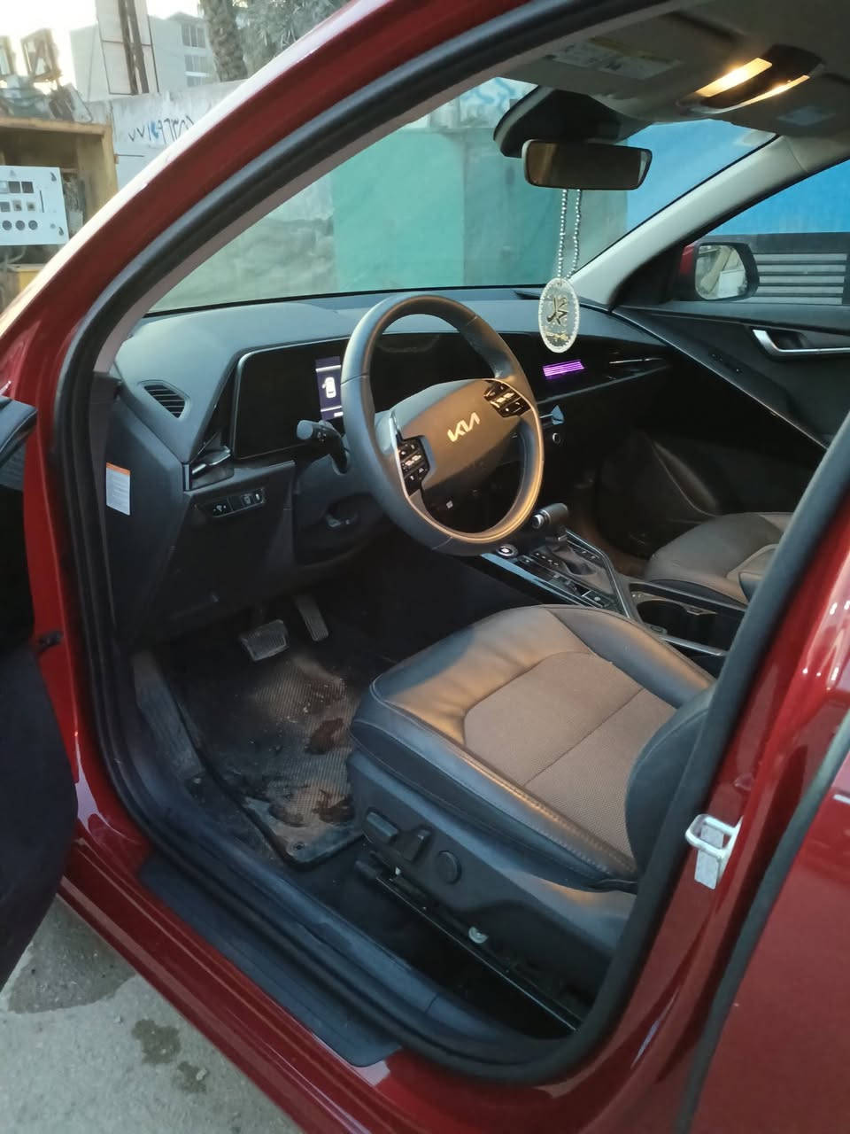 سلام عليكم 
كيا نيرو موديل 2023 احمر 
مواصفات فول عده فتحه
ماشيه 30 الف 
مصبوغ بنيد فقط رقم بغداد 
رقم الشاصي موجود يطلع صور حادث 
سعر 164 وبيها مجال 
للتواصل ***********
