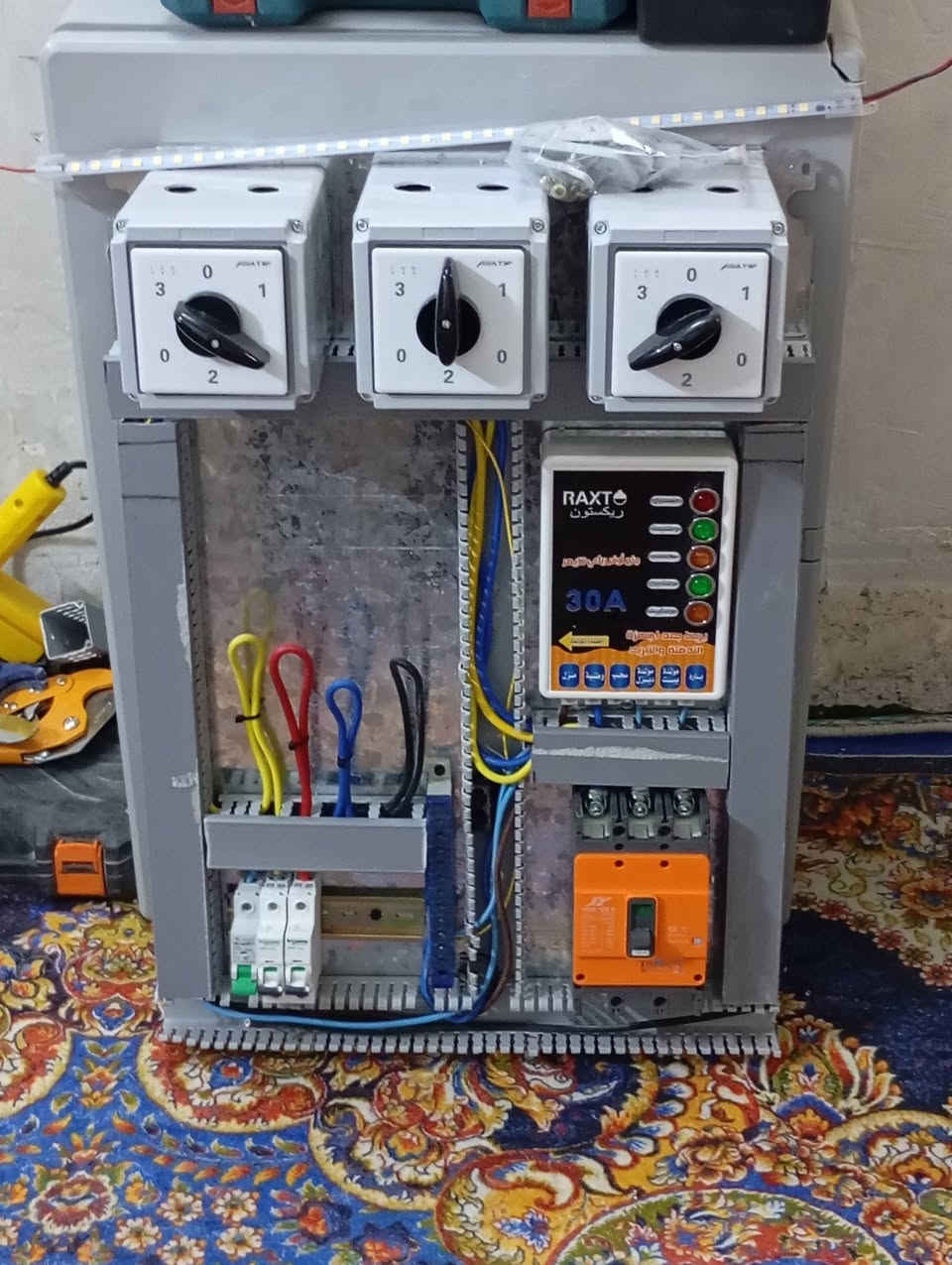 الكهرباء ليست فقط مهنة لكسب العيش ، الكهرباء فن ابداع عشق ، فمن أحب عمله أبدع فيه .
ابو مؤمل الاسدي 
***********
بغداد /مدينة الصدر و المناطق المجاورة لها 🌹
