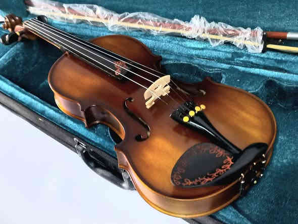 كمان للبيع سعرة 125 الف دينار  الكمان ماركة ومحفور بظهر الكمان اسم الماركة مو تجاري كل اجزاءه من الخشب حجمه 4/4  هذا رقمي وبي واتساب *********** مكاني بغداد/البياع (يوجد توصيل باجور)
