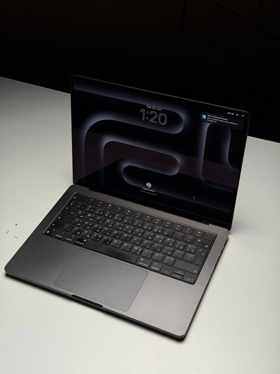 * النوع: MacBook Pro
* الحجم: 14 إنش
المعالج (Chip)

* Apple M3 Max
* عدد الأنوية: 16 نواة
    * 12 نواة أداء (Performance)
    * 4 أنوية كفاءة (Efficiency)

الذاكرة (RAM)

* 128 GB Unified Memory
* تعتبر من أعلى مواصفات الرام المتوفرة لأجهزة 
MacBook Pro
.

البطارية

* عدد دورات الشحن (Cycle Count): 115
* الحالة (Condition): Normal
* السعة القصوى (Maximum Capacity): 98%
النظام

* macOS: Tahoe 26.2
للتواصل : ***********

