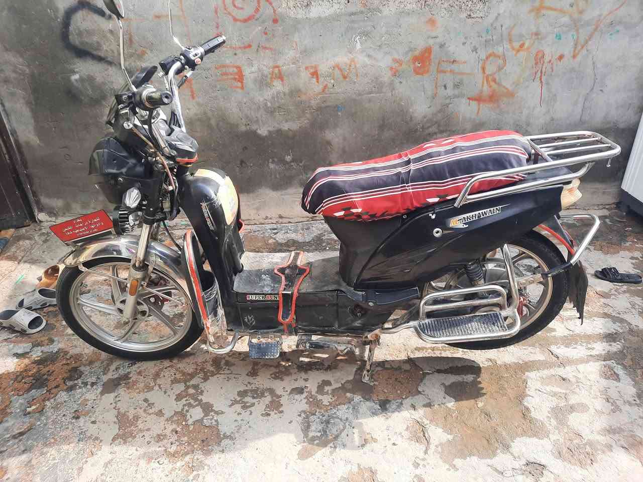 سلام عليكم عندي دراجه شحن سعر 400وبيه مجال رقم(***********》البطاريات 《10》
