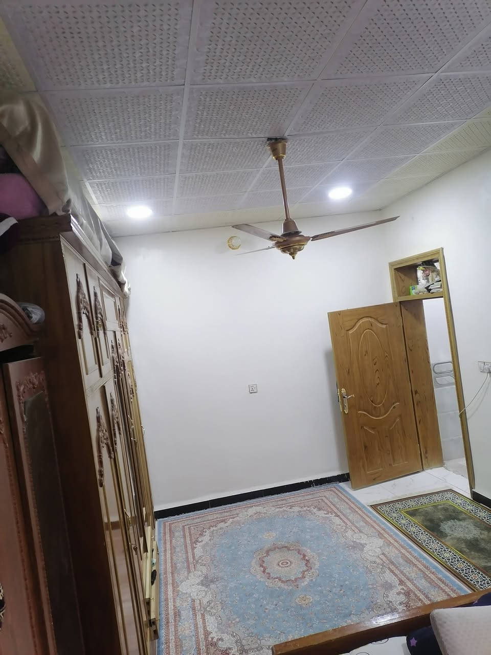 بيت زراعي مساحة ١٠٠ متر على طريق الزوار
غرفة 4*6
صالة 5*6
استقبال 5*6
مطبخ
حمام داخلي وخارجي
بيت نظيف وجديد وجاهز للسكن
عمود ٣٢٧ شارع ١٦ مقابيل مياه العتبة
للتواصل
***********
