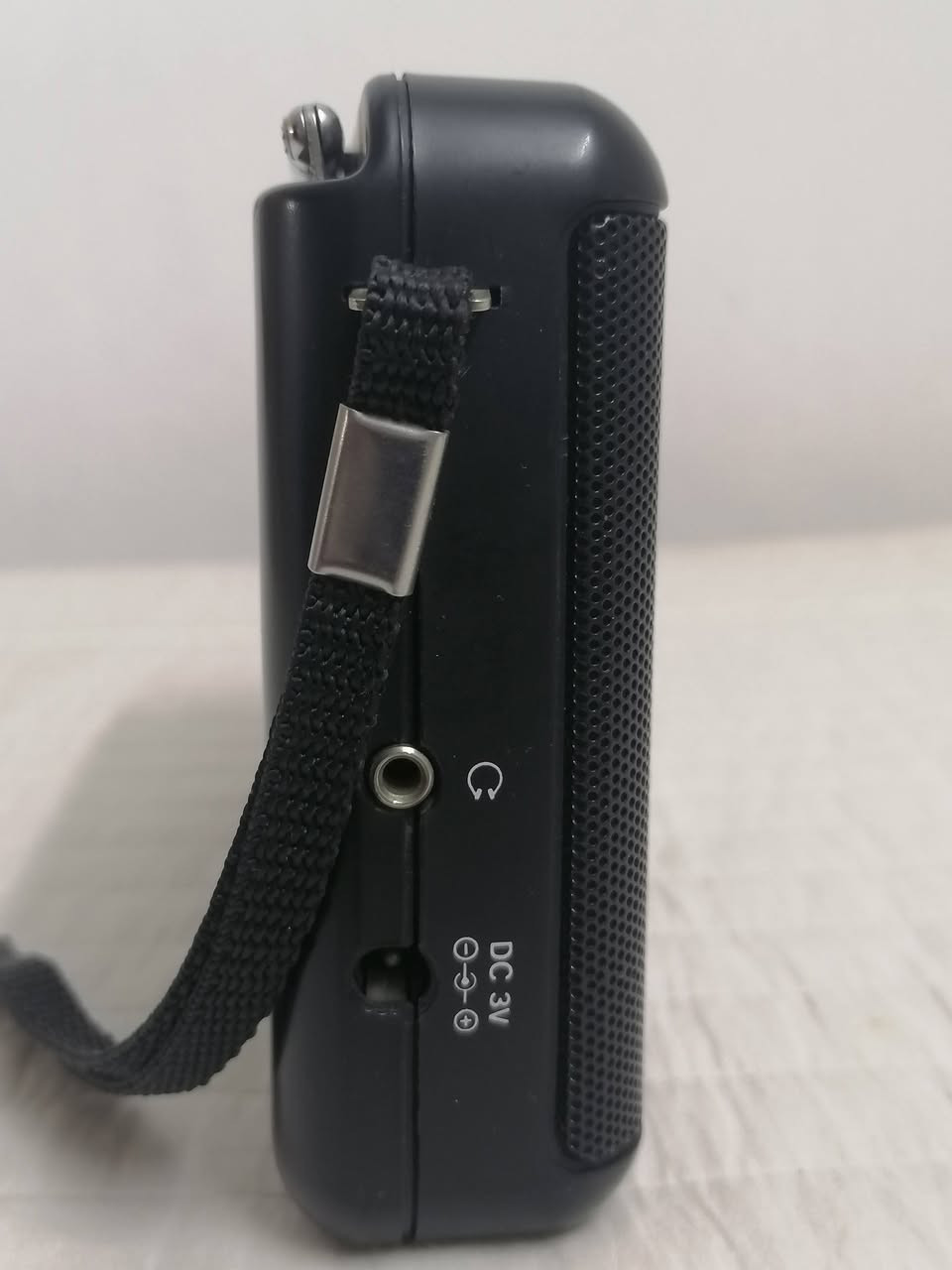 جهاز UN. COM يدعم نطاقات متعددة تشمل FM، MW (الموجة المتوسطة)، LW (الموجة الطويلة)، و7 نطاقات للموجات القصيرة (SW1-7) باتري عدد٢ قلم
المكان 
حاليآ في كربلاء قرب مستشفى الكفيل موجود
او بغداد البياع  ***********
