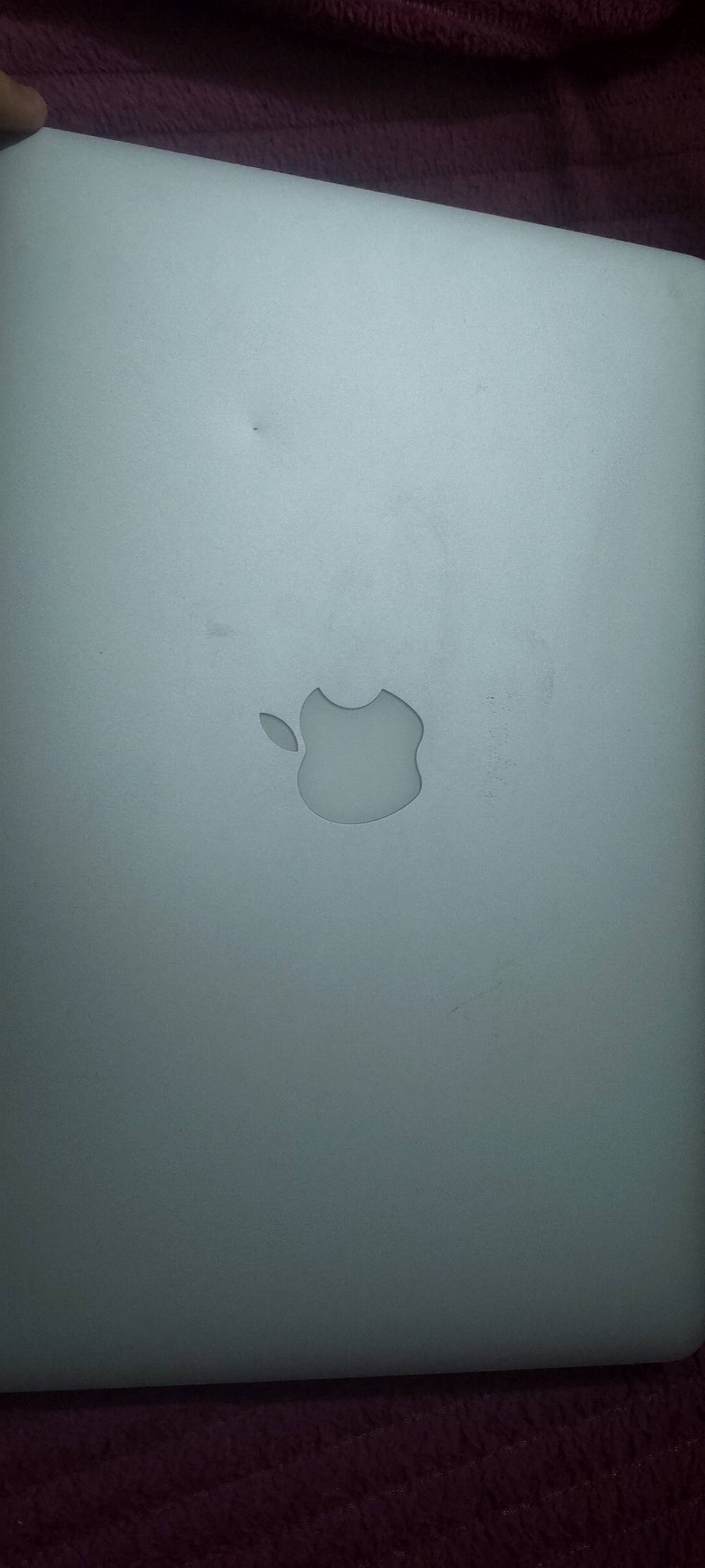 ماك بوك آير للبيع بحالة جيدة. تم تصنيع الجهاز في سنة 2013، ويعمل بشكل سلس ومريح للاستخدام اليومي. الكيبورد نظيف والشاشة واضحة، مع شعار آبل المعروف على الغطاء. الجهاز مثالي للطلاب أو للعمل المكتبي.