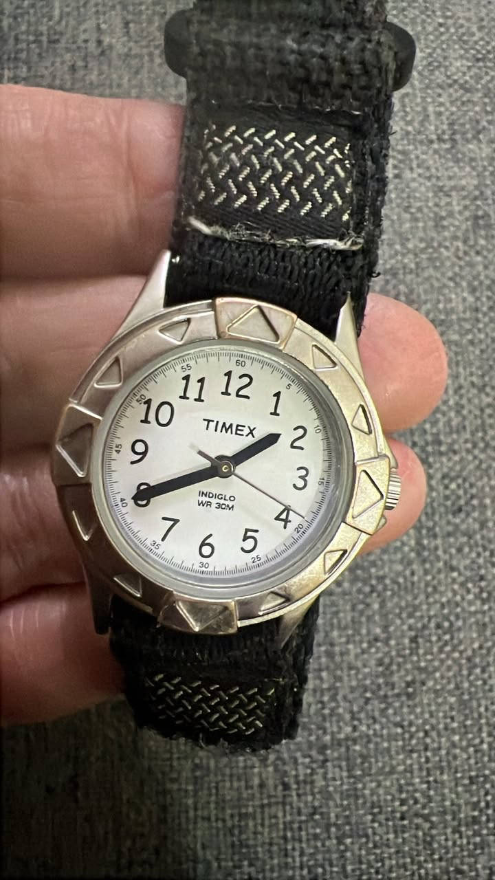 للبيع ساعة تايمكس (Timex) الاميركية
• الماركة: Timex Indiglo (أصلية 100%).
• الميزة: إضاءة ليلية كاملة (شغالة ونظيفة جداً).
• الحالة: نظيفة، مكينة أصلية، ومقاومة للماء 30 متر.
• الحزام: قماشي (فيلكرو) رياضي وعملي جداً.


**إذا كنت صاحب هذا الإعلان وتريد حذفه لأي سبب، رجاءا أرسل رسالة إلى الدعم الفني**