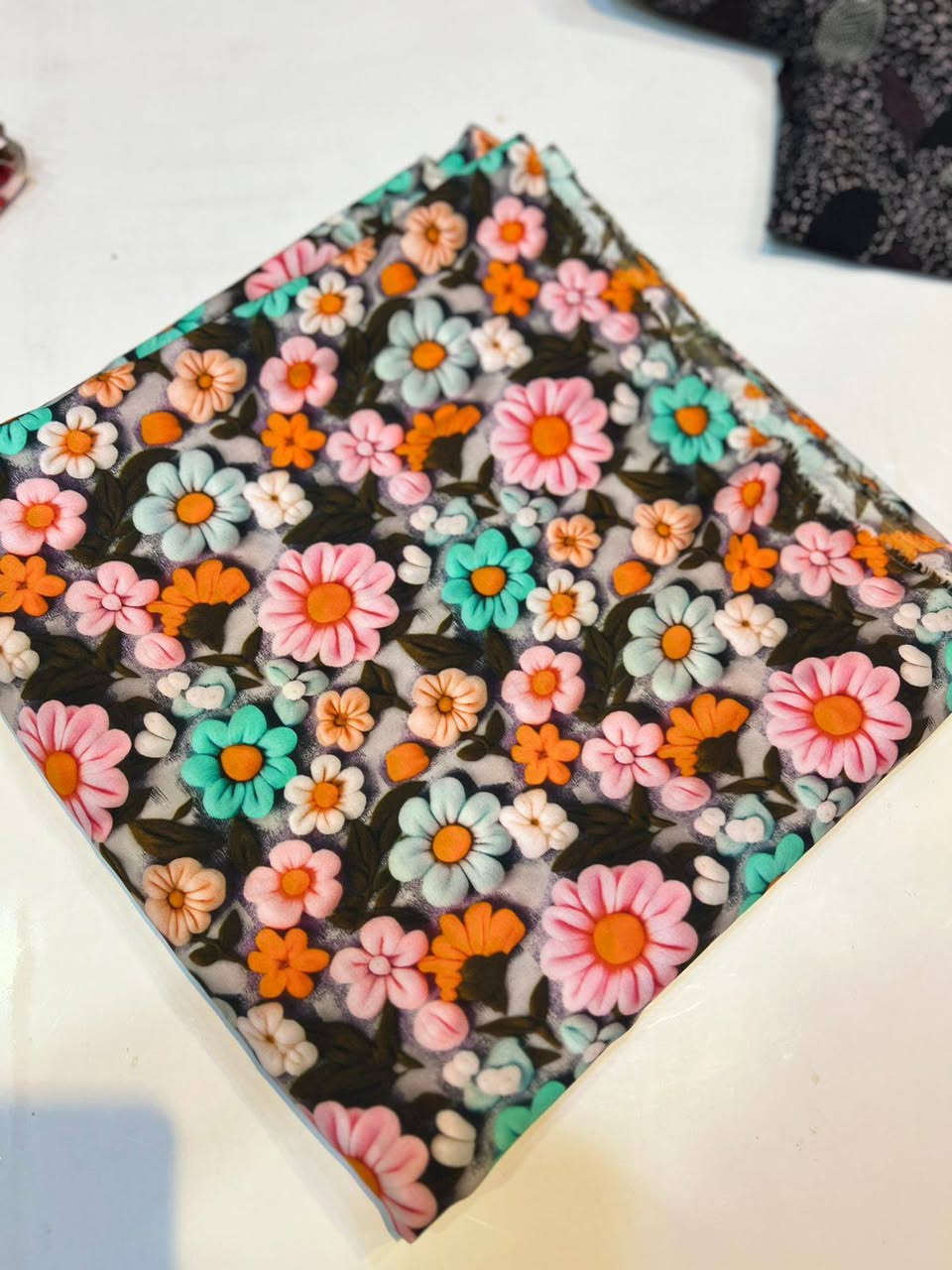 حلويات العيد. ✅
  🌸 كشمير 3D ثقيل🌸
يرهم فساتين نفانيف قميص
خاميه ثقيله درجه اولى 
‎الخاميه لاصليه وليست تقليد

‎ جميع النقشات متوفره داخل المحل

‎#جمله /#مفرد
***********
***********
 🔥‎الاستفسار عن الاسعار 💵 

يوجد خدمة توصيل للمحافظات ‎مراسلتنا على الخاص📨
