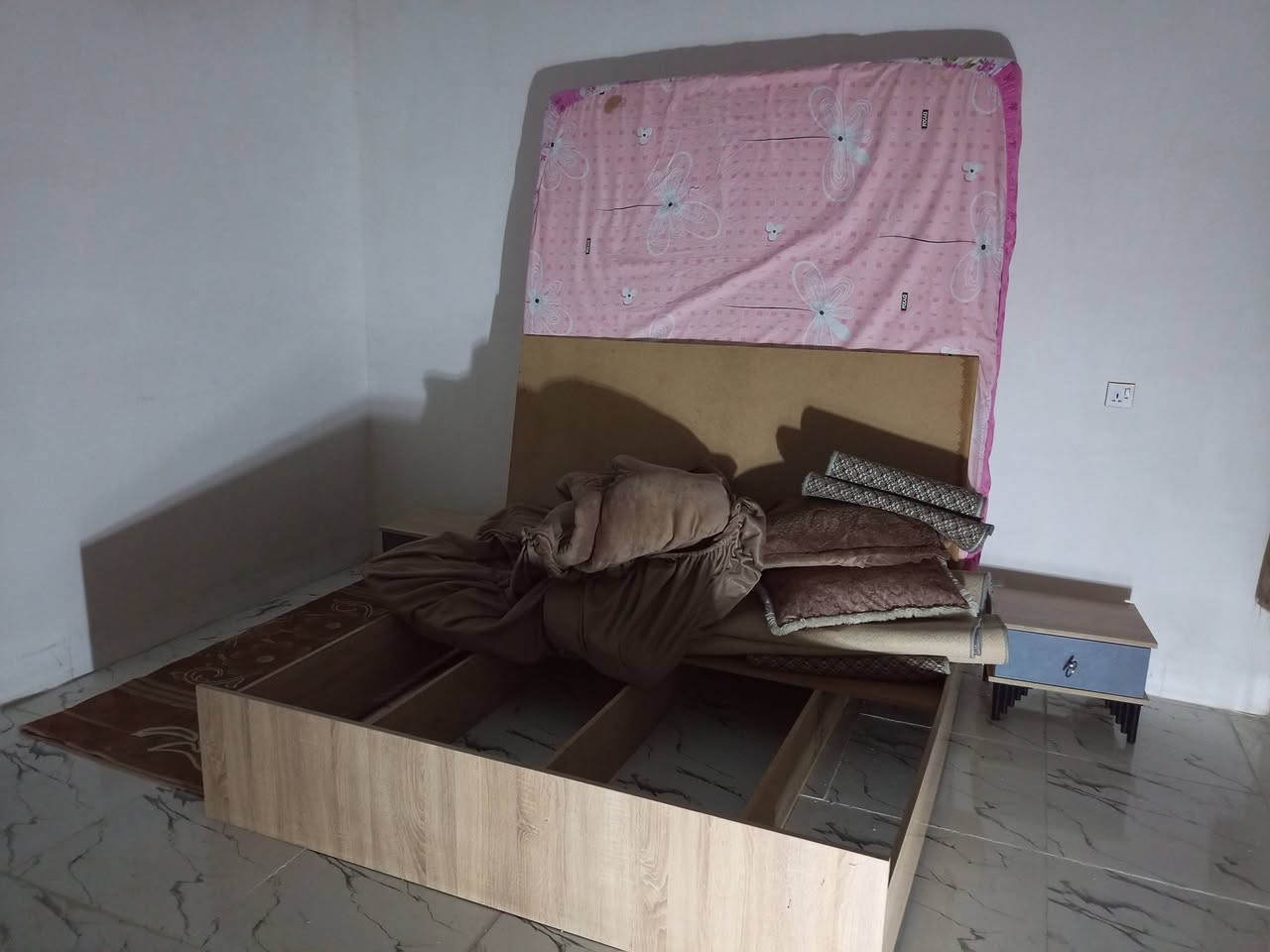 غرفه نوم للبيع خمس قطع ويا دوشك ***********
