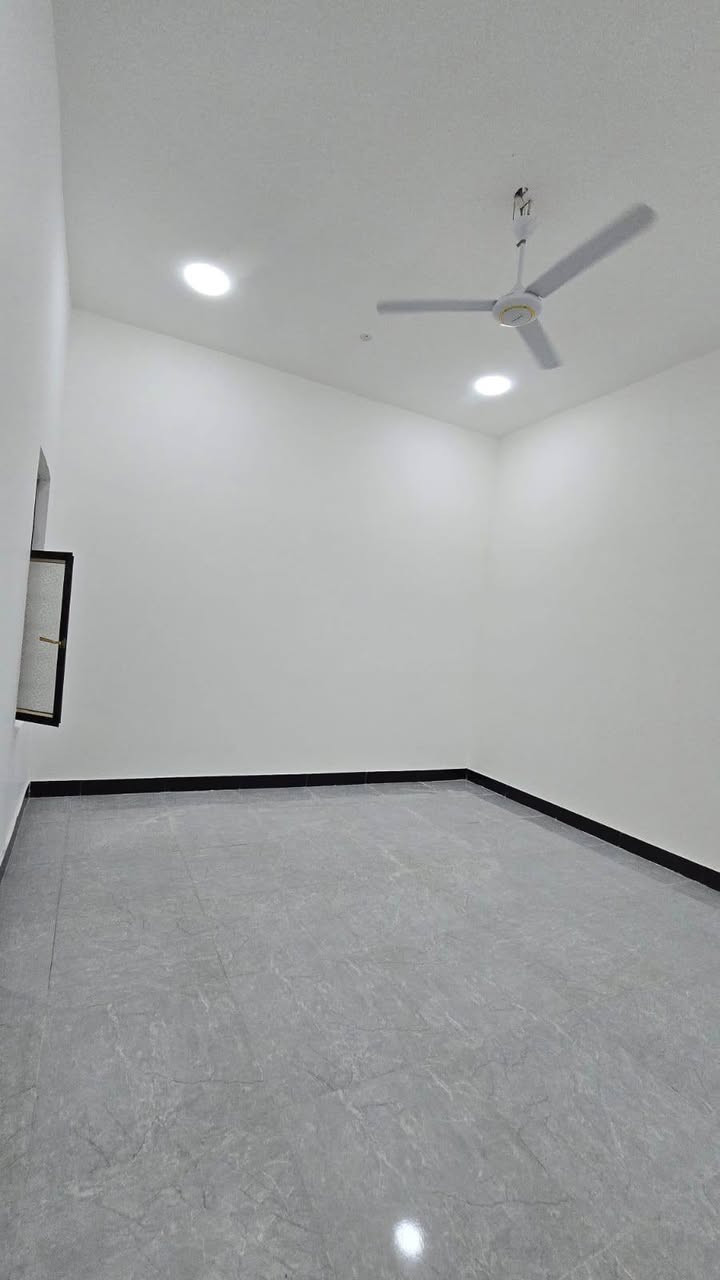 اسعد_الله_اوقاتكم_بكل_خير
#اعلان 📢
 عن توفر بيت  تستلم بيت عند المكاتبه البيت فارغ وجاهز للسكن 
#دار للبيع 🏠 ***********

بناء حديث مواصفات عاليه وموقع مميز 

#المساحة  220 متر 

يحتوي على 
    #غرف منام عدد 2  __/5×5
    #صاله
      #ديوان
      #مطبخ 8×4 
     #گراج سياره
     #حديق مرتبه 
    # مجمع صحيات داخلي       وخارجي
  #العنوان / بصره شارع كوت ثويني قرب الصيدليه مال كوت ثواني 

#مواصفات البناء/ شغل درجه اولى  البيت تحفه عباره عن فله 

-البيبان تفصال الخشب والحديد وال pvc
-الصب كله مركزي
-كهرباء درجه اولى كله اردني ونقاط واناره ضمان 
-تأسيس الماء والمجاري 100/🛑 المنطقه روعة 
المدارس قريبه مستوصف سوك كافة الخدمات متوفره 

♦️شارع  10 متر  اباب البيت ماء كهرباء اناره شارع كله 📌
 
#جنس_العقار:: طابو ملك صرف زراعي عراقي  تقابل ابو الطابو مباشرتاا .

#السعر /130   /وبي مجال 
 تستلم بيتك جاهز  وتحياتي للجميع بتوفيق 
#للاستفسار الاتصال على الهاتف 📳📞***********
📳((
