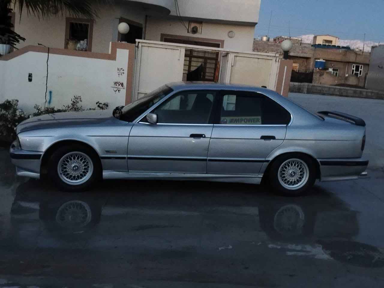 BMW 95 مەکینەی 525 دەبل دیجیتاڵ گێڕو مەکینەبەشەرت ئاڕمی هەولێرە بەشەرتی ئاڕۆم چوار تایوویلی لۆک کارەبای مەزبوت تەقەوڕەقەبەشەرت فولە سڵاید نیە تەبریدی نیە کامل بۆیاخە   شەخالە ماشەڵلە سەیارەکە جوانو پاکە 45مەعمەلە  ژ.م0751 919 4725
