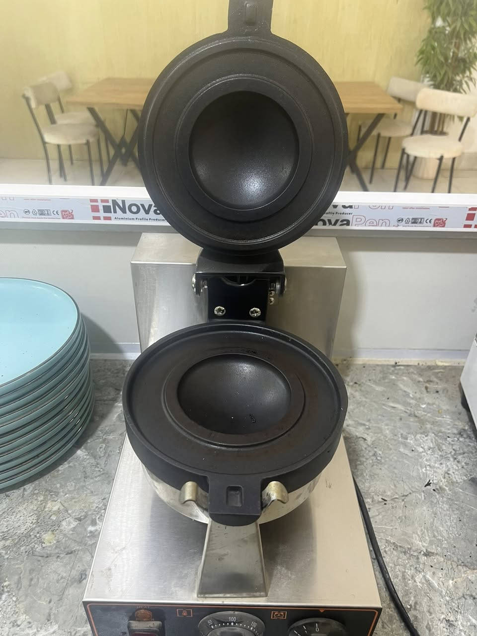 السلام عليكم غراض بارستا للبيع 

جهاز كريب 
جهاز وافل كريب 
كلاصات اكواب 
مواعيد نوعين 
معدات بارستا 
مستخدمات قليل جدا 

انا مااعرف اسعار المستعمل قيم واخذ بالي يرضى الله 

مكاني ذي قار الشطره 

للاستفسار اكثر مراسلتي على الخاص او الاتصال على الرقم 
***********
