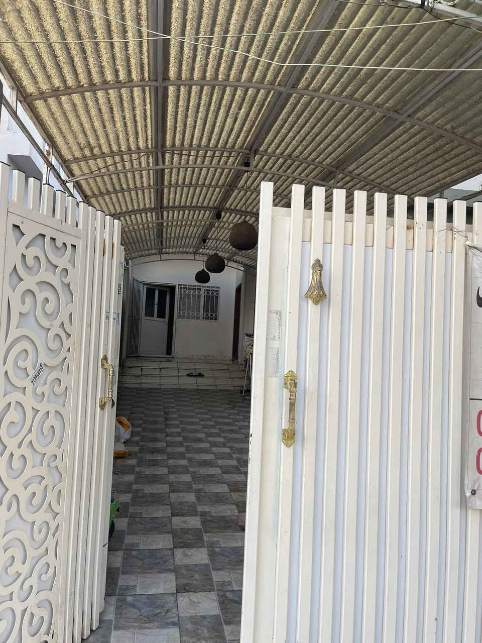 بيت للبيع لاوان ستي طابق واحد 
غرفتين نوم استقبال هول مطبخ 
سعر 7 شدات 25 ورقة بي مجال 
حديقة وكراج و مخزن 

موبايل : ***********
***********
