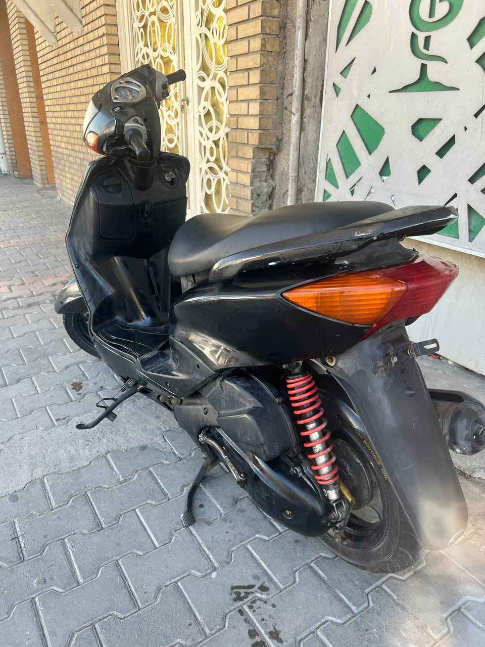 دراجة نثية ١١٠ مكفولة محرك مكفول برغي ممفتوح بي كهربائيات كلة شغال السعر ٤٥٠ العنوان الاعظمية المقبرة الملكية رقم ***********
