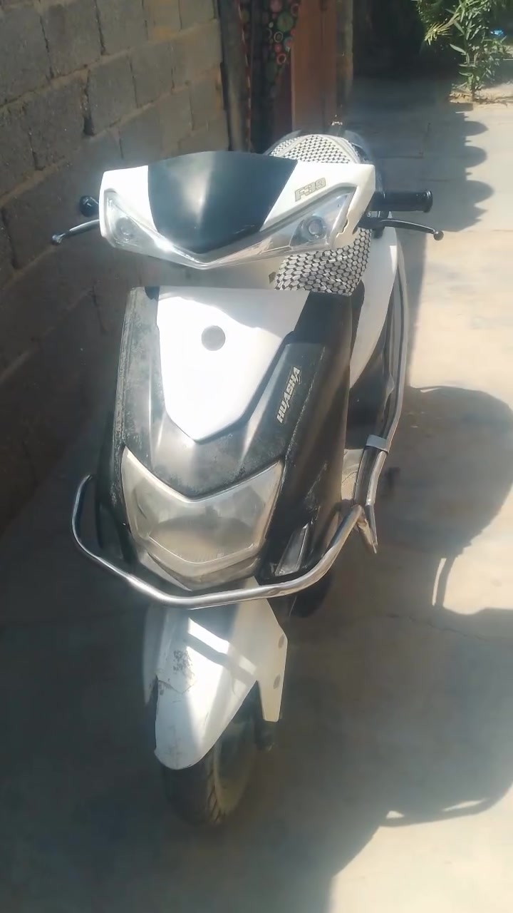 سلام عليكم دراجه هوشه للبيع صارلهه أقل الشهر من جفتتهه دراجه تشتغل نكره سلف ولايت علي ناصي اشاير شغاله 
السعر 350 وبهه مجال الاتصال على الرقم ***********
