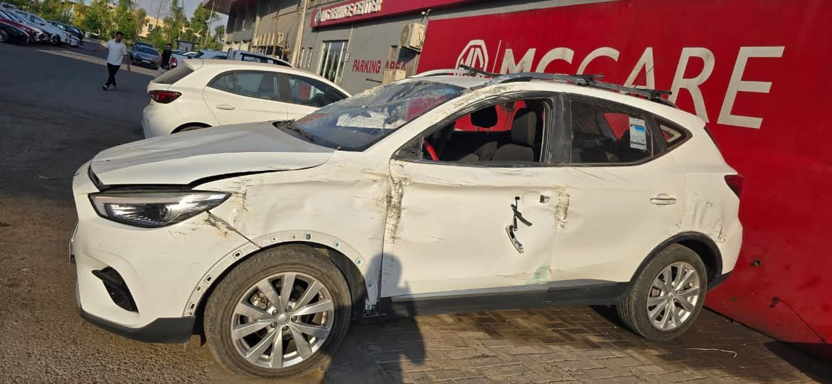 السلام عليكم اخوان عندي MG ZS 2024
ابيع على وضعهه السياره متضرره مثل ما موضح بالصور 

السياره شغاله و تمشي اي مشكله داخليه مابيهه الضرر خارجي فقط 

ملاحظه ( المكينه و الكير و الايرباكات و الجهه الخلفيه للسياره سليمات 100%)

ماشيه 12000 الف فقط

مواصفات السياره :

لون ابيض
 • تحكم ستيرن جهتين
• بصمه تشغيل و ابواب 
• سايد بريك بصمه
• نظام مرتفعات
• شاشه و حساسات بلاديه 
• كاربلي اندرويد اوتو
• شاشه اعطال 
• لد نهاري و زنون بلادي
• محرك 1500 تنفس طبيعي 

السياره خير من الله مواصفات بيهه يرادلهه ترتيب وتصرف عليهه شويه ترجع جديده  

مكان السياره بغداد زيونه 
للاستفسار : ***********

اعتذر على الاطاله و شكرا ❤️
