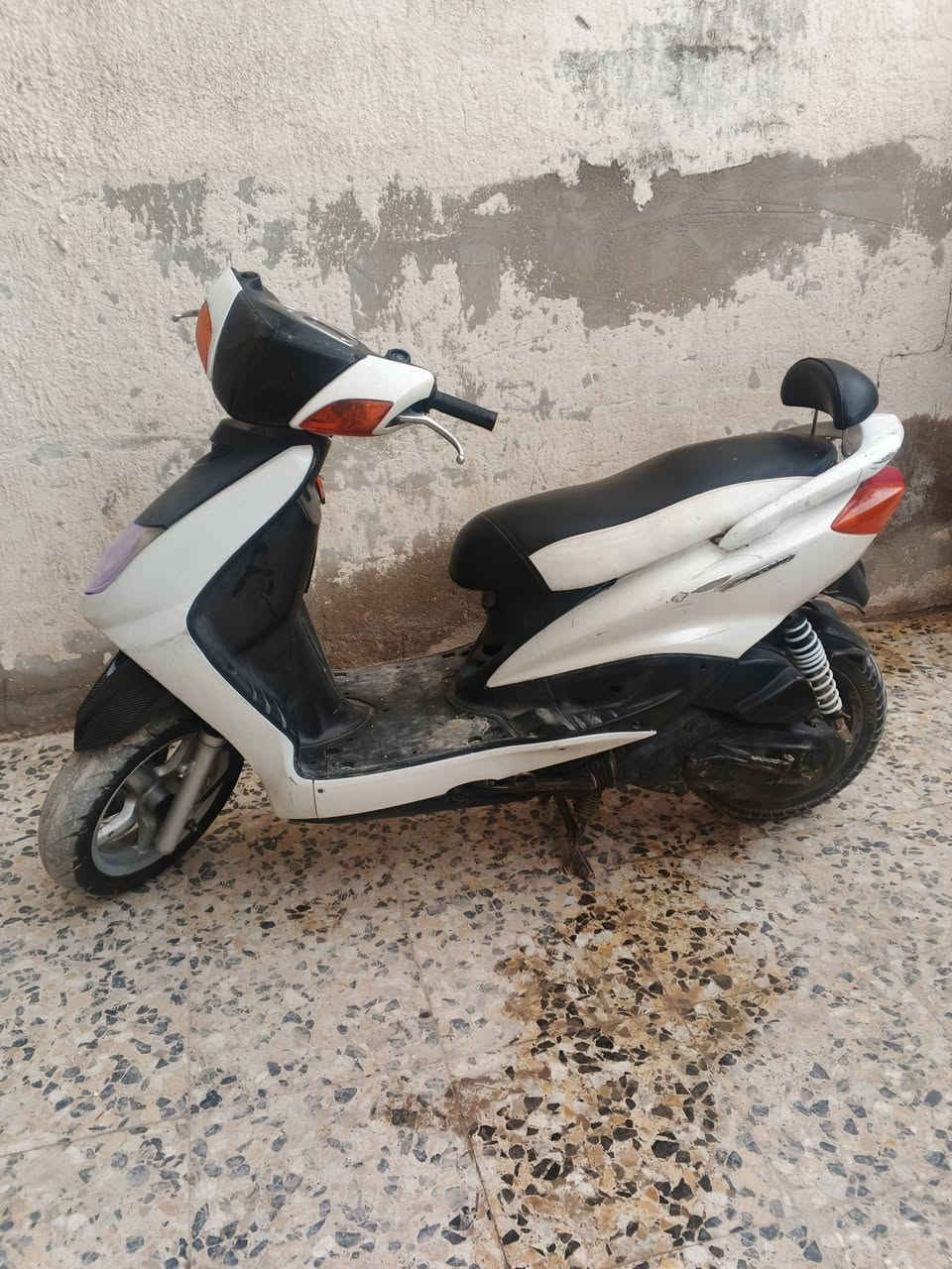 السلام عليكم دراجة سكنس للبيع ياباني 110الدراحة خير من الله شلعة معدل حلوة بيهة كلج رياضي خلفي مكينة مكفولة كفرات بلادي نقصهة بس باتري باتريهة كاعد الدراجة هندر واحد شوكت ما تريد السعر 400وبيهة مجال لعنوان البلديات وهاذة رقمي***********
