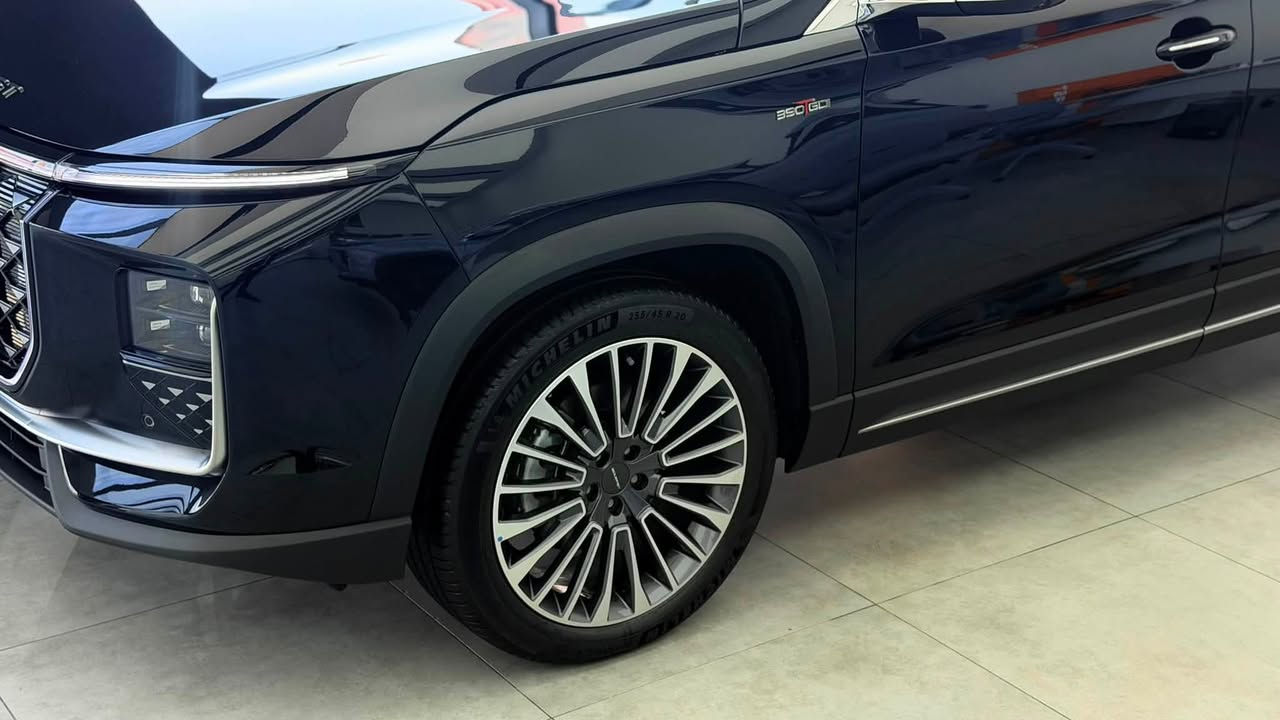 ب 32,400,00 دينار عراقي ! 
تكدر تاخذ سيارة عائلية ب7 مقاعد 
SOUEAST S09 LUXURY 
بضمان 10 سنوات أو مليون كيلو متر للمحرك من وكالة هارلم . 

الموديل: 2026 (خليجي)
العداد: صفر كيلو متر
تيربو 254 حصان حقن مباشر L2.0 المحرك: 4 أسطوانات
عزم الدوران (نيوتن-م): 390
ناقل الحركة: اوتوماتيكي دبل كلاتش من 7 سرعات استهلاك الوقود: 8.1 لتر لكل 100 كم
الضمان الأساسي: 6 سنوات أو 200,000 كم (أيهما أولا)
ضمان المحرك: 10 سنوات أو 1،000،000 كم (أيهما أولا / للمالك الأول)
:المواصفات
عدد صفوف المقاعد 7) 3 ركاب)*
إطارات قياس 20 إنج*
فتحة سقف بانوراما 1.1م*
شاشة عرض ترفيهية قياس 15.6 إنج*
شاشة عدادات رقمية قياس 10.25 إنج*
كاميرات محيطية 540 درجة*
حساسات أمامية*
حساسات خلفية*
مثبت سرعة مع رادار تفاعلي *
نظام مراقبة النقطة العمياء*
نظام المساعدة للبقاء في المسار *
نظام الكبح التلقائي في حالة الطوارئ*
نظام تحذير الاصطدام الامامي والخلفي*
نظام القيادة شبه الذاتية*
نظام تحذير مغادرة المسار*
نظام التحكم بنزول المنحدرات*
نظام الفرامل الأوتوماتيي al
نظام ابل كار بلاي واندرويد أوتو لاسلكي*
نظام صوتي متطور من 8 سماعات عالية الجودة*
نظام اوامر وتحكم صوتي *
مقصورة الركاب من الجلد الفاخر*
مقعد السائق والراكب كهربائي *
مقاعد السائق والراكب مدفئة*
مقعد السائق والراكب مبرده*
إنارة محيطية*
إنارة ترحيبية*
عتبات الأبواب مضيئة*
مع مصابيح نهارية LED مصابيح أمامية أوتوماتيكية*
صندوق كهربائي*
ظام التحكم الذكي بالإنارة العالية*
المرايا الجانبية قابلة للطي كهربائياً ومدفئة*
نظام تكييف ثلاثي المناطق مع تحكم مستقل للمقاعد الخلفية*
فتحات مكيف هواء مستقل للصف الثاني والثالث*
فلتر تنقية الهواء ( )
مع شاشة PM2.5 نظام تنقية الهواء *
دخول ذكي (بصمة)* 
تشغيل عن بعد*
خاصية إغلاق الشبابيك وفتحة السقف عن بعد*
شاحن هاتف لاسلكي سريع*
ماسحات الزجاج الامامي مع حساس للمطر*
مسند الذراع الوسطي مع ثلاجة*
وضعيات قيادة متعددة*
نظام مراقبة ضغط الاطارات*
وسائد هوائية امامية وجانبية عدد 6*
شركة آفاق الخليج للوكالات التجارية الوكيل الرسمي لسيارات سوئيست في العراق

العنوان : معارض البياع الشارع الاول مقابل المنتزه - شركة افاق الخليج - سوئيست . 
للإستفسار : ***********
