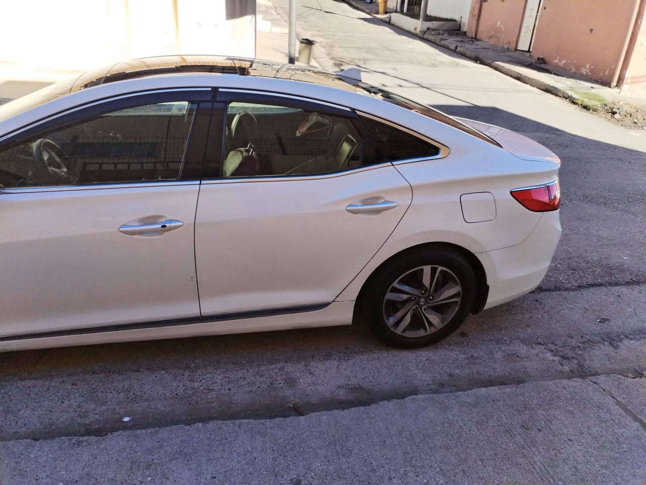 ازيرا 2012 بانوراما
محرك 3000 دوش وارد خليجي فول
رقم وهزة جديد تحويل مباشر. بانوراما  تشغيل والابواب بصمه  نظام ترحيب كراسي كهربائي بردات خلفي وجانبي كراسي تدفئة وخزن حساس امامي خلفي الايرباگات كلها سليمه صبغ باب ونص جاملغ ومكانات بارد
129$  ومجاااااال. *********** وتس آب وكورك
