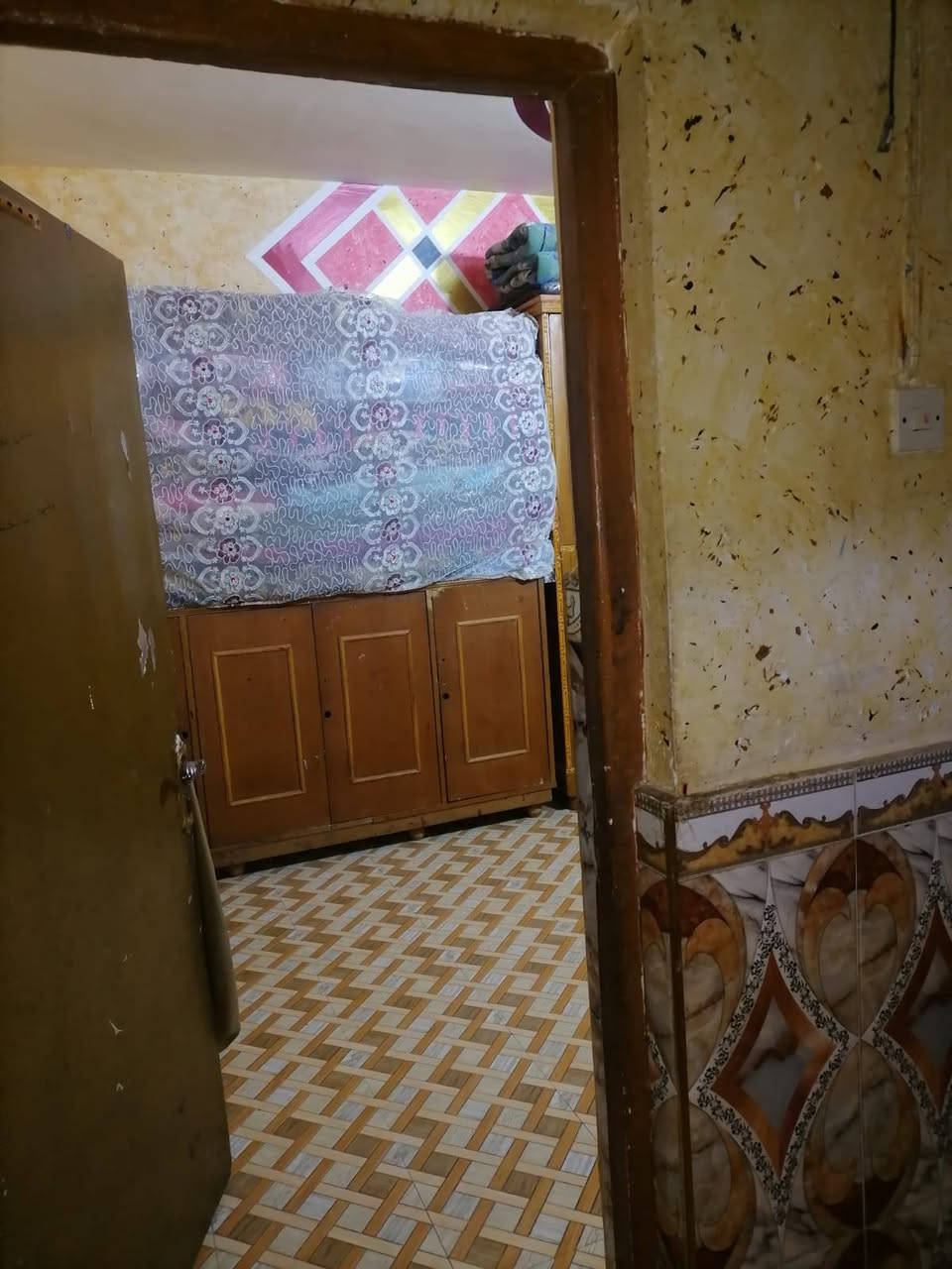 بيت للبيع في البصرة حيانية التاميم
مساحته 150 متر طابقين طابق الأرضي يحتوي على غرفة و هول واستقبال ومطبخ و صحيات داخلية وخارجية طابق ثاني يحتوي ع غرفتين وصالة كبيرة و حمام وسطح كبير سعر 120 وبي مجال تواصل
 ***********
