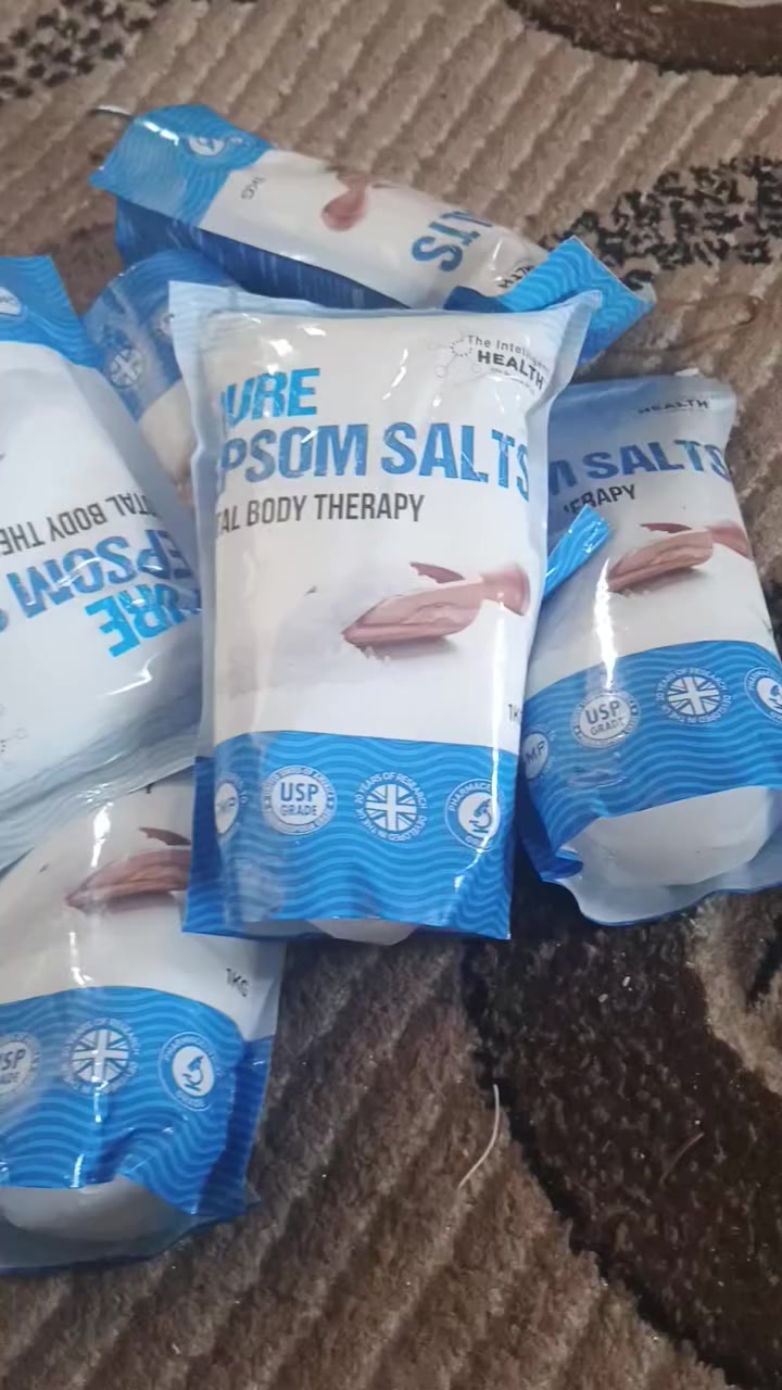 ملح إبسوم النقي (كبريتات المغنيسيوم) بوزن 1 كغم هو منتج طبيعي 100% غير معطر، يُعد مثالياً لنقع الجسم والقدمين لتخفيف آلام العضلات، الاسترخاء، وتنعيم البشرة. يساعد في طرد السموم، تقليل احتباس السوائل، ويستخدم أيضاً للعناية بالنباتات المنزلية. 
أبرز استخدامات وفوائد ملح إبسوم (1 كغم):
الاسترخاء وتخفيف الآلام: يُذاب 400-500 جرام في حمام دافئ (37-38 درجة مئوية) لمدة 15-20 دقيقة لتخفيف تشنج وآلام العضلات، ومكافحة التعب.
علاج الأقدام: يستخدم لنقع الأقدام لتخفيف الإرهاق، تقليل الرائحة الكريهة، والمساعدة في علاج حالة قدم الرياضي.
العناية بالبشرة: يعمل كمقشر طبيعي للجسم، ويساعد على تنعيم البشرة.
الاستخدامات المنزلية: يمكن استخدامه كسماد للنباتات المنزلية لتعزيز المغنيسيوم والكبريت. 
معلومات السلامة:
للاستخدام الخارجي فقط.
يجب تجنب استخدامه على البشرة المتضررة أو المكسورة.
يُنصح بالتحقق من عدم وجود حساسية فردية، ويُفضل استشارة الطبيب للحوامل أو في حالات خاصة. 
تأتي العبوة بحجم كبير (1 كغم) لتكفي لعدة استخدامات، وهي خالية من الإضافات أو المواد المالئة.


**إذا كنت صاحب هذا الإعلان وتريد حذفه لأي سبب، رجاءا أرسل رسالة إلى الدعم الفني**