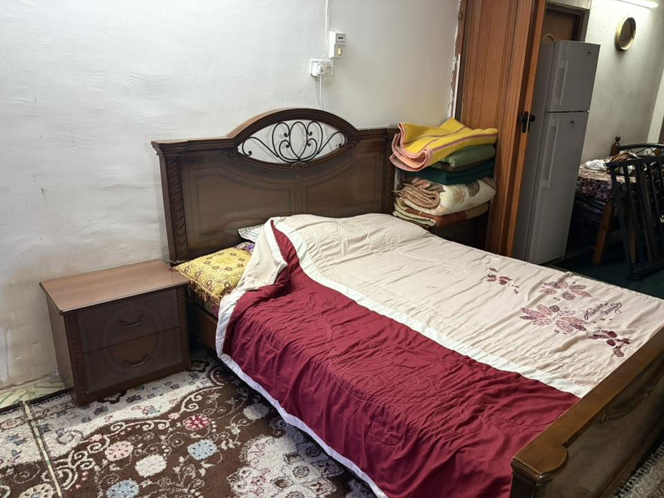 غرفة مستعملة للبيع
فراش مع ثنين كوميدي 
كنتور 
ميز تواليت 
 السعر ١٥٠ الف 
0773 518 0454
