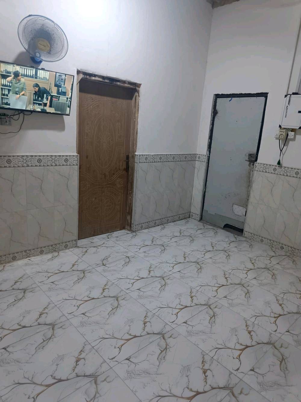 السلام عليكم بيتين للبيع كرمه علي السده مالت الشط منطقه الطوزه واحد مساحه 200 كامل والثاني مساحه 180 نقص الدوانيه بدون سقف والحمامات والمطبخ بدون سيراميك جداري السعر 70 وبيهن مجال قليل رقم الهاتف.   علمن البيت الثاني مامصو ه***********