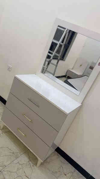 سلام عليكم غرفة نوم  نضافه ٩٥ ٪؜  عنون بغداد ٦٠٠ وبيه مجال ***********
