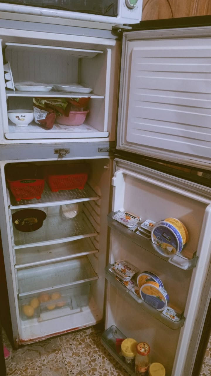 ثلاجه رويال نضيفه كلش تجميد فول سعرها 100 وبيها مجال بسيط نضافه تجي وتشوف بعينك *********** واتساب
