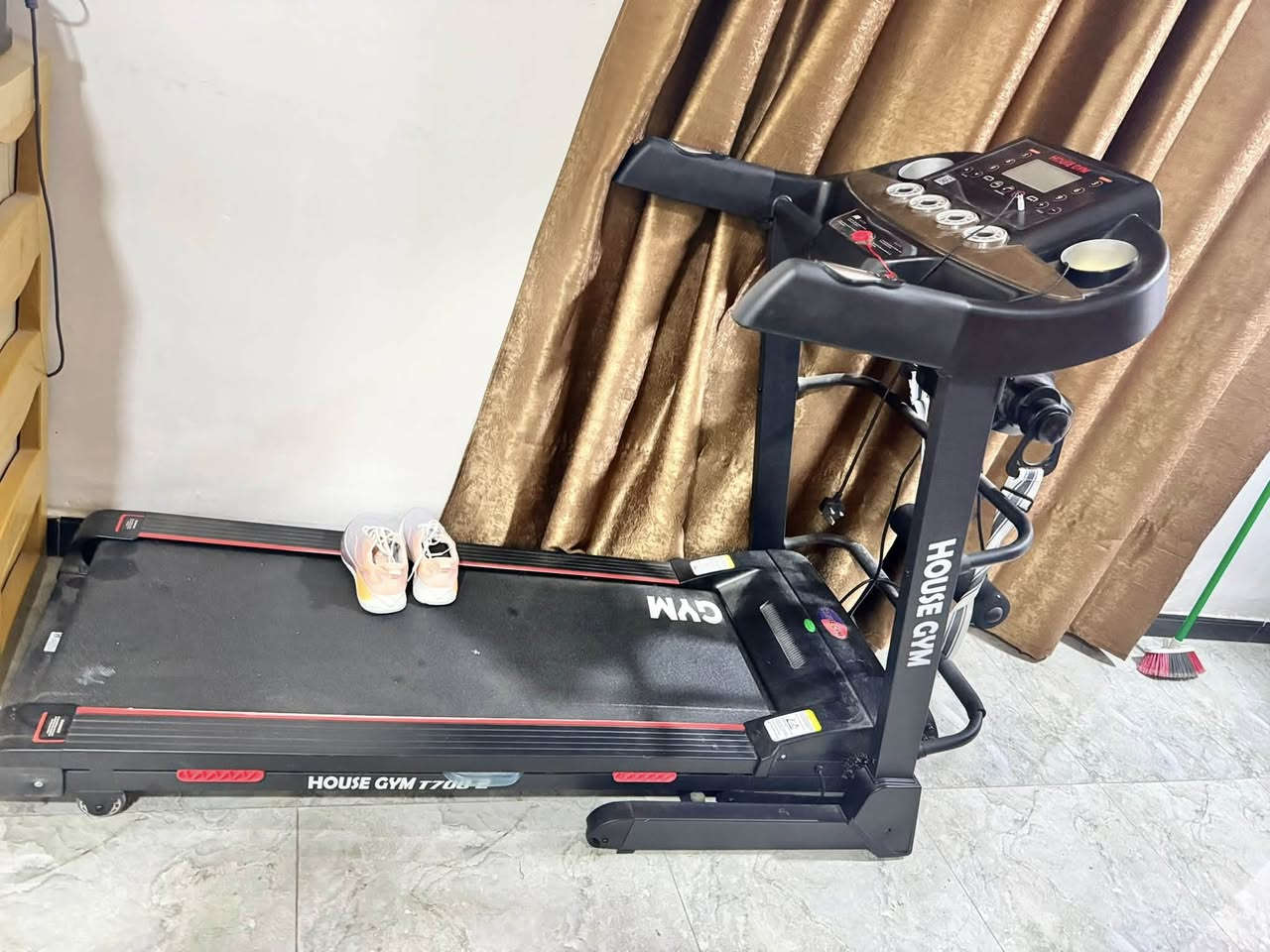 جهاز  جري رياضي للبيع ماركة HOUSE GYM
✅ دبل ماطور جبلي ماطور نحاس
✅ شاشة رقمية تعرض الوقت، السرعة، 
المسافة والسعرات الحرارية
✅ أزرار تحكم سريعة بالسرعة
✅ مفتاح أمان (Safety Key) للإيقاف الفوري
✅ حساسات نبض على المقابض
✅ حامل أكواب يمين ويسار
✅ حزام مساج/اهتزاز مدمج
✅ حبال مقاومة لتمارين الذراعين
✅ قابلة للطي وتوفير المساحة
✅ مناسبة للاستخدام المنزل
✅ سبب البيع مكان ماعدي
✅ مدة الاستحدام ٤٥ يوم
✅ عنواني بغداد  الدورة واكو توصيل
امانه الله نضافتة فول 
تواصل عل خاص


**إذا كنت صاحب هذا الإعلان وتريد حذفه لأي سبب، رجاءا أرسل رسالة إلى الدعم الفني**