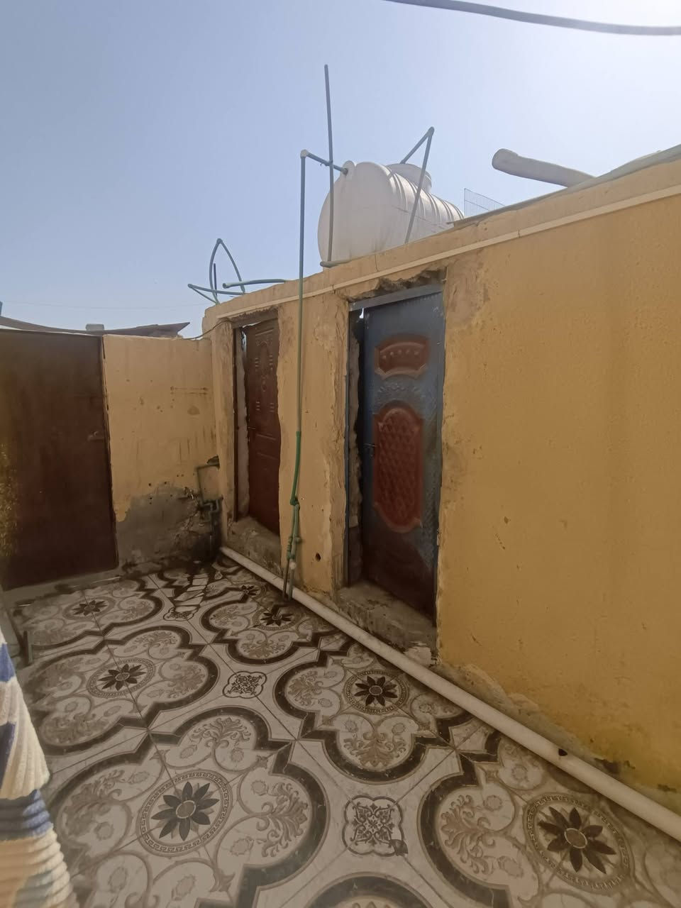 السلام عليكم بيت تجاوز  للبيع حي الاحرار مقابيل دور النفط ع شارع العام لا علي تبليغ ولا ازاله البيت نضيف تجي وتكعد 
متكون 
ديوانيه 
غرفتين 
حمام+تواليت 
مطبخ خارجي 
البيت كله سندويج 
السعر ٨وبي مجال حك الجيه شراي اتصل ع رقم
***********
