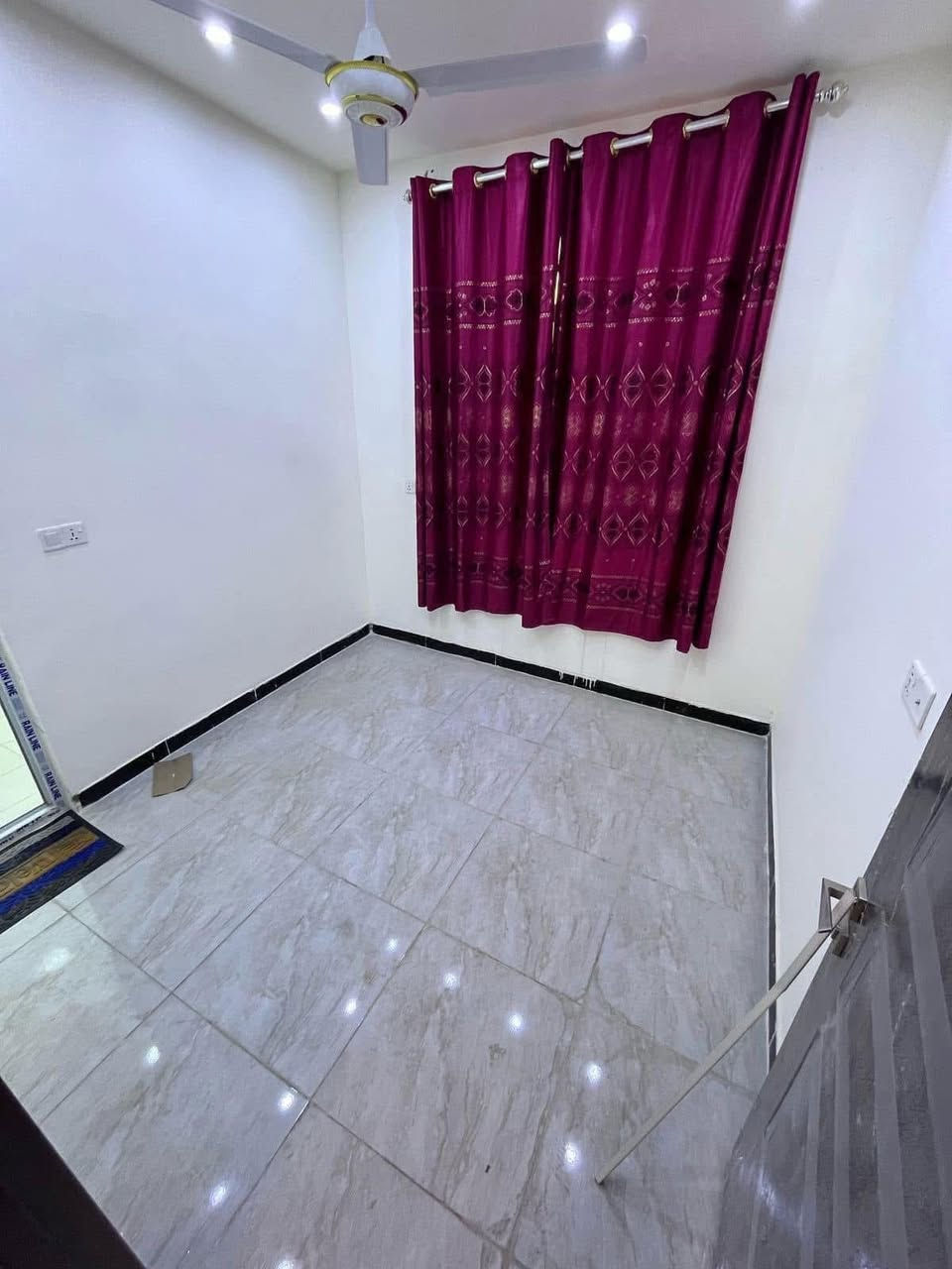 سلام عليكم
الايجار 50 متر 
يحتوي على 
صالع و مطبخ و 
خدمات و 2 نوم 
البيت مدخلين
الاستفسار 
***********
