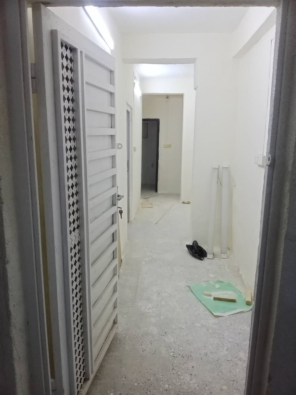 شقه ارضيه العمارات السكنيه قريب تقاطع الهوره خلف محلات الجديده  شارع المغرب  غرفيتين نوم مع استقبال مع مطبخ وصحيات وكراج سياره للاستفسار الاتصال *********** اوالاواتساب ...
