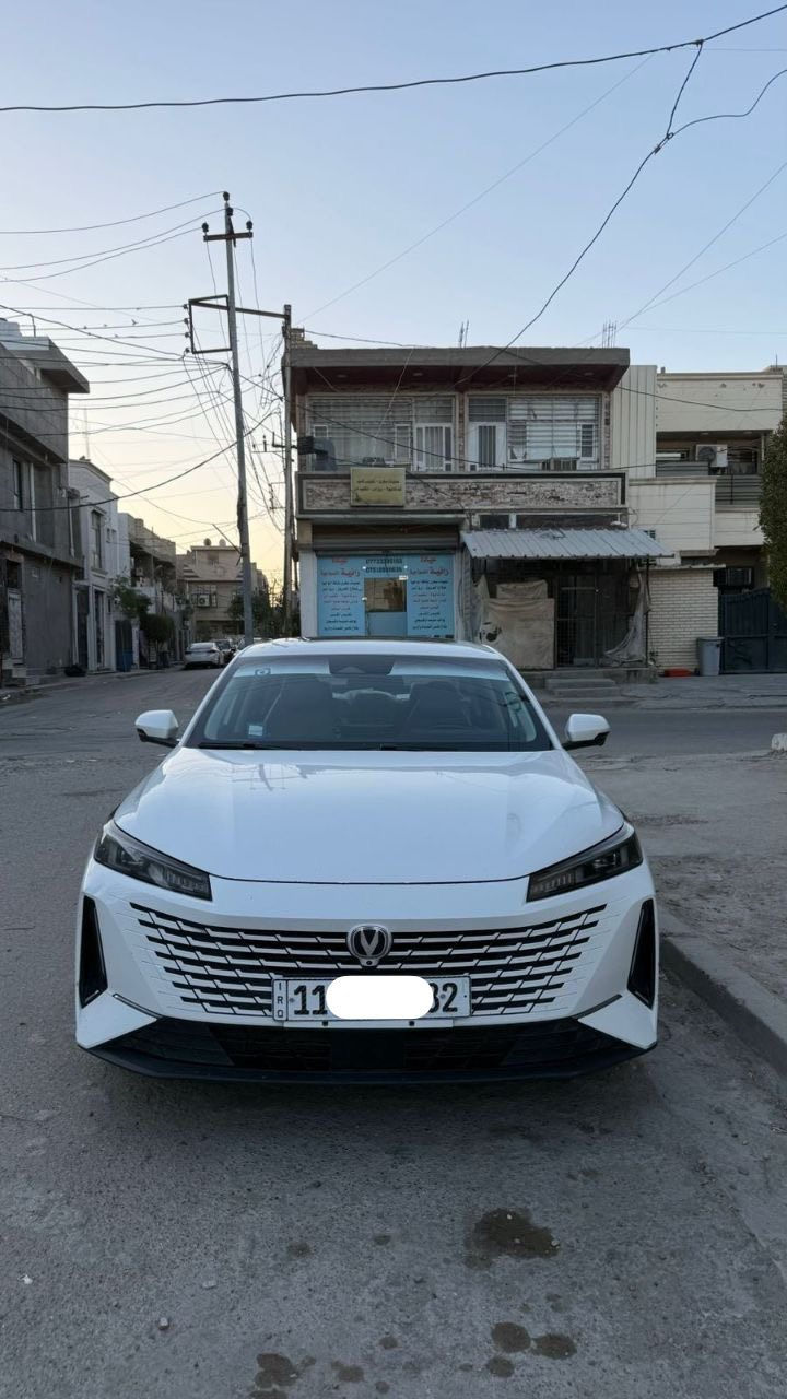 السلام عليكم من رخصة الادمن سيارة للبيع شانجان ايدو بلس 2025 فول مواصفات رقم بغداد تحويل مباشر 
عارضها ب 22 مليون و 300 الف وبيها مجال حك الجية والسيارة كفالة على وضع الشركة للتواصل *********** مكان بغداد .

القوة: 178 حصان.

عزم الدوران: 300 نيوتن متر.

ناقل الحركة: أوتوماتيك مزدوج القابض (DCT) بـ 7 سرعات.

استهلاك الوقود: 18.4 كم/لتر.

سعة خزان الوقود: 51 لتر.

التصميم الخارجي:

جنوط ألومنيوم قياس 18 بوصة.

مصابيح أمامية وخلفية LED.

مرايا جانبية كهربائية الطي والضبط مع إشارات LED.

مقابض أبواب مخفية.

المقصورة الداخلية والتكنولوجيا:

شاشة نظام ترفيهي مقاس 13.2 بوصة (في بعض الفئات) أو 10.25 بوصة.

لوحة عدادات رقمية.

مقاعد جلدية.

نظام آبل كاربلاي وأندرويد أوتو.

فتحة سقف بانورامية (في الفئات العليا).

الأمان والسلامة:

نظام تثبيت السرعة المتكيف (ACC).

كاميرا رؤية بانورامية 540 درجة.

نظام فرامل مانعة للانغلاق (ABS) ومساعدة الفرامل (BA).

نظام الحد من مغادرة الطريق (RDM).
