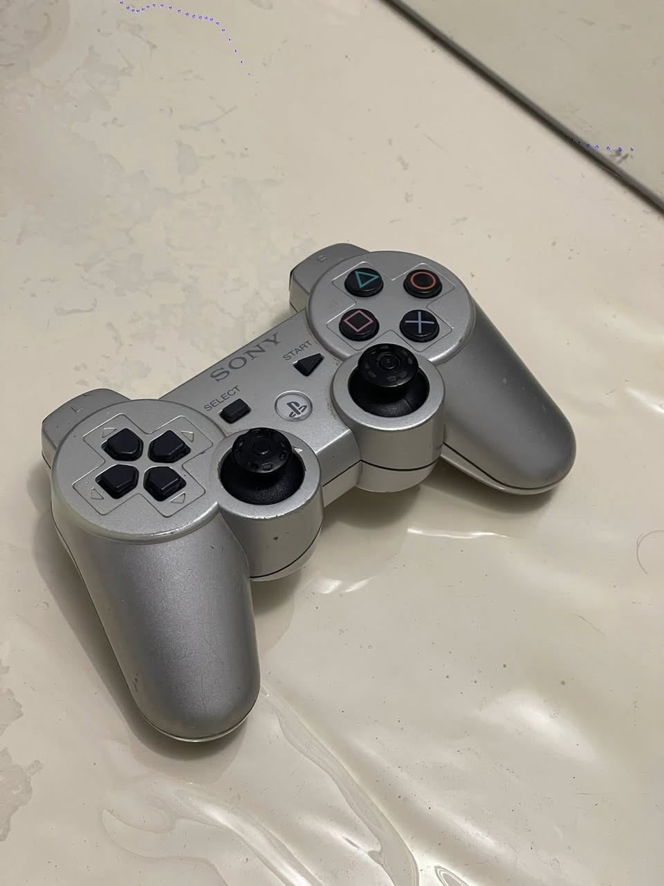 بلي 3 مهكر مع كامل ملحقاتة نظافة 99‎%‎ الجهاز لوك ما داخل تصليح ابد 
ملحقاتة 4 جوستك 
هارد العاب نصف تيرة يحتوي على 40 لعبة 
السعر 130 و بي مجال مكاني الكوت داموك ***********
