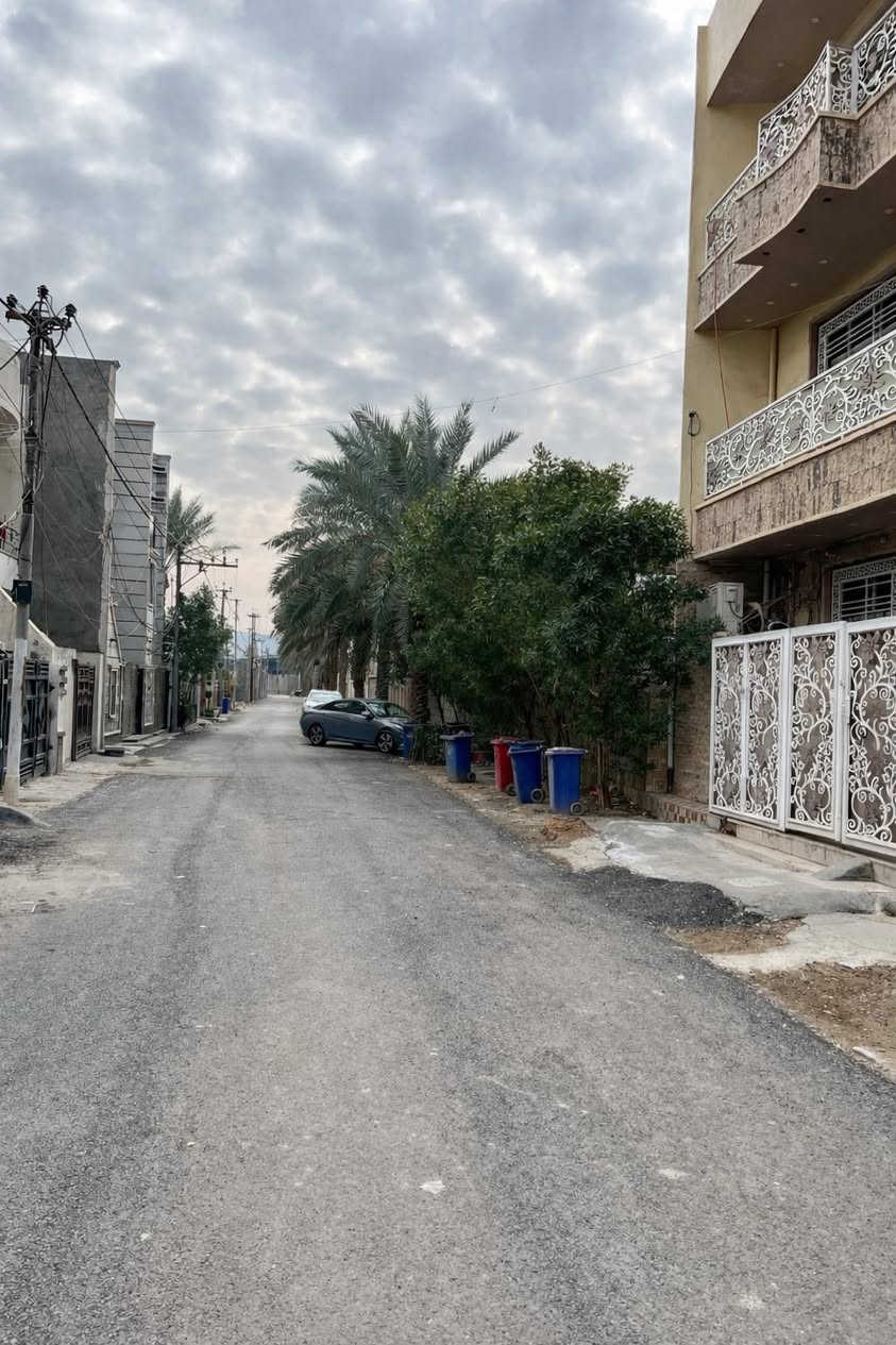 دار 3 طوابق المساحة 75
الواجهة ستة ونصف
المدخل طرمة + صحيات 
في الداخل صالة + مطبخ + صحيات + منور
الطابق الثاني غرفتين نوم + صحيات + بلكونة
الطابق الثالث غرفة نوم + مخزن + بلكونة + سطح

خدمات كاملة (تبليط + مجاري+ كهرباء+ماء اسالة)

العنوان :- زراعي ابو طيارة مجاور شركة المراعي 

للتفاصيل والاستفسار  :***********
